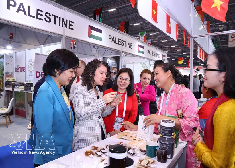 Delegates visit the booth of Hanoi Xanh Cooperative (Vietnam) at Halal Expo 2025 in Türkiye, November 2025. (Photo: VNA)