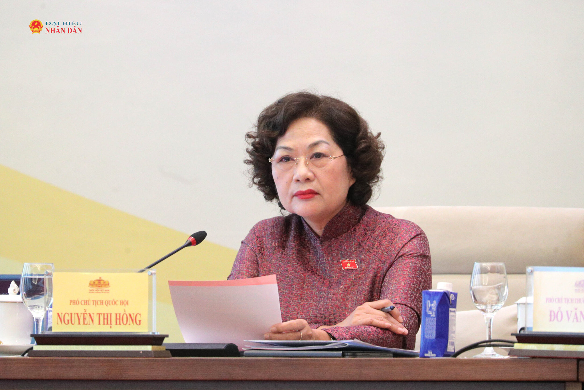 Phó Chủ tịch Quốc hội Nguyễn Thị Hồng điều hành thảo luận về nhóm dự án thuộc lĩnh vực kinh tế, tài chính