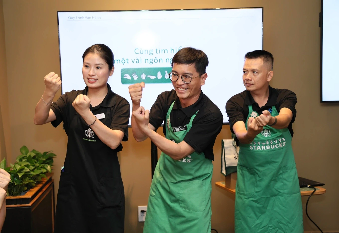 Nhân viên khiếm thính tại cửa hàng Starbucks (
