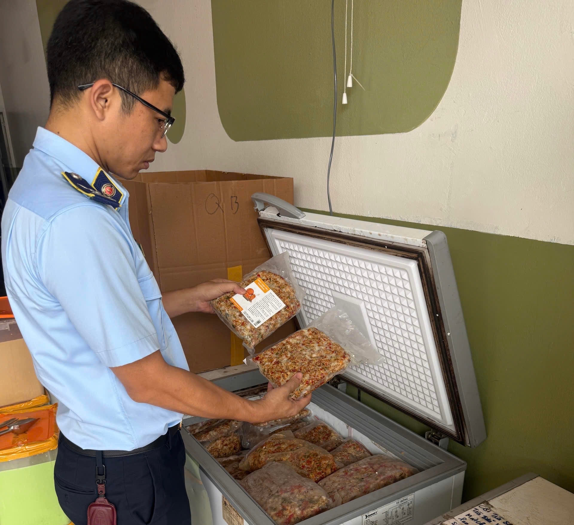 Lực lượng quản lý thị trường Hà Nội kiểm tra hàng hóa vi phạm. Ảnh QLTT
