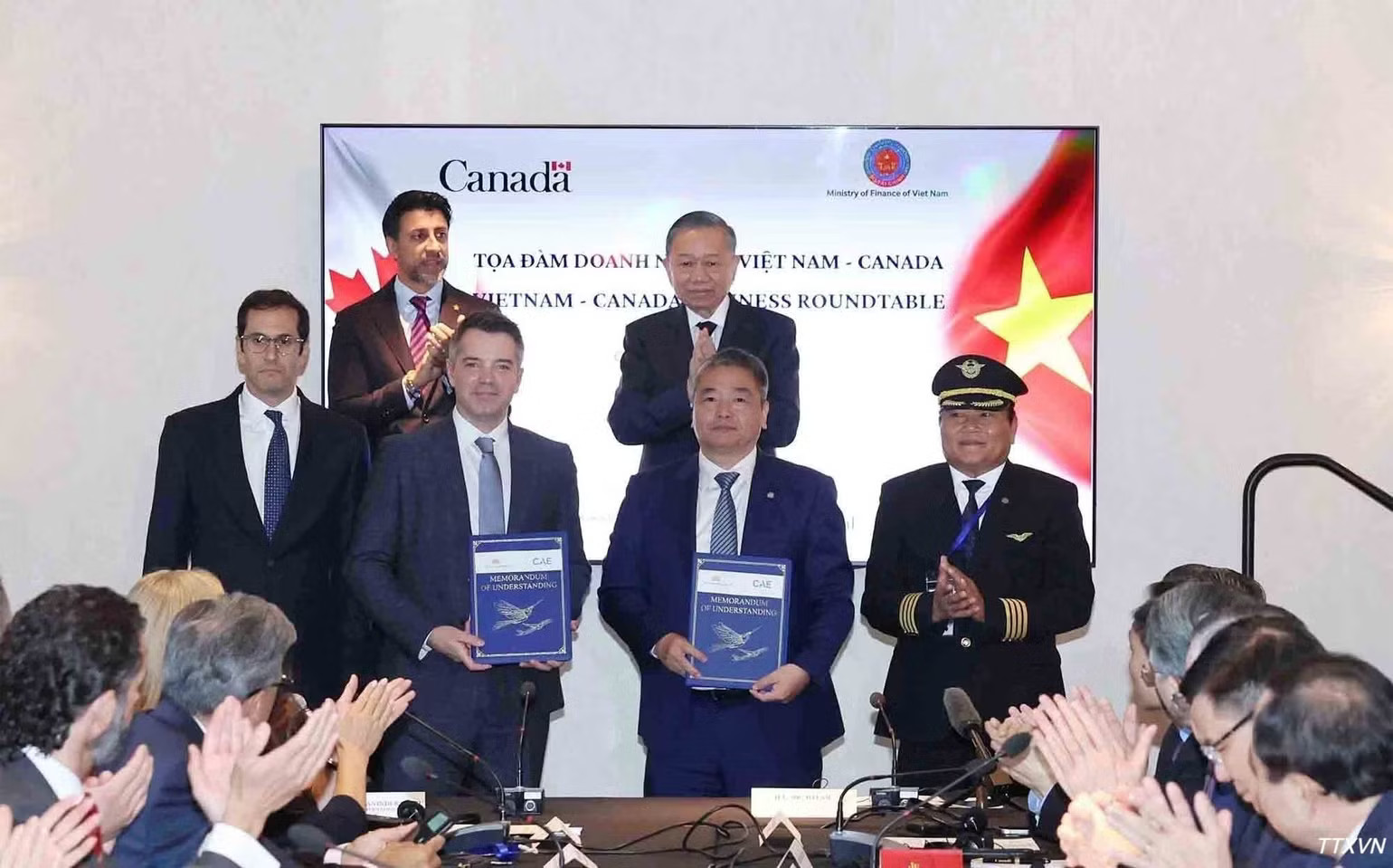 Tổng Bí thư, Chủ tịch nước Tô Lâm chứng kiến lễ trao các văn kiện hợp tác giữa doanh nghiệp hai nước Việt Nam - Canada