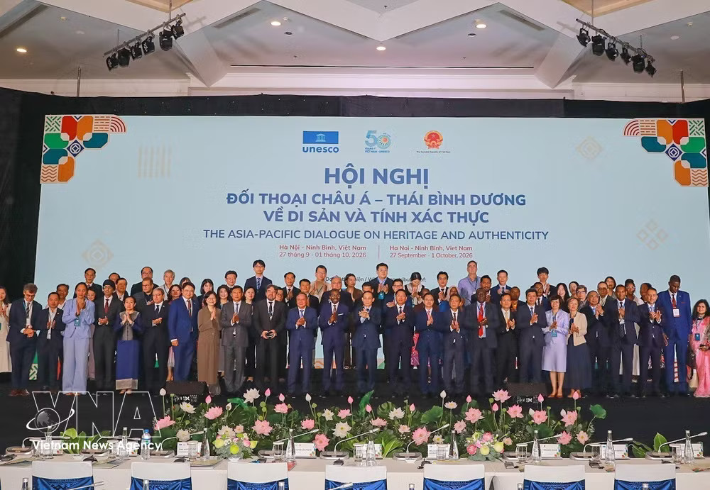 Participants in the Asia-Pacific Dialogue on Heritage and Authenticity pose for a group photo. (Photo: VNA) vnanet-asia-pacific-dialogue-on-heritage-and-authenticity.jpg