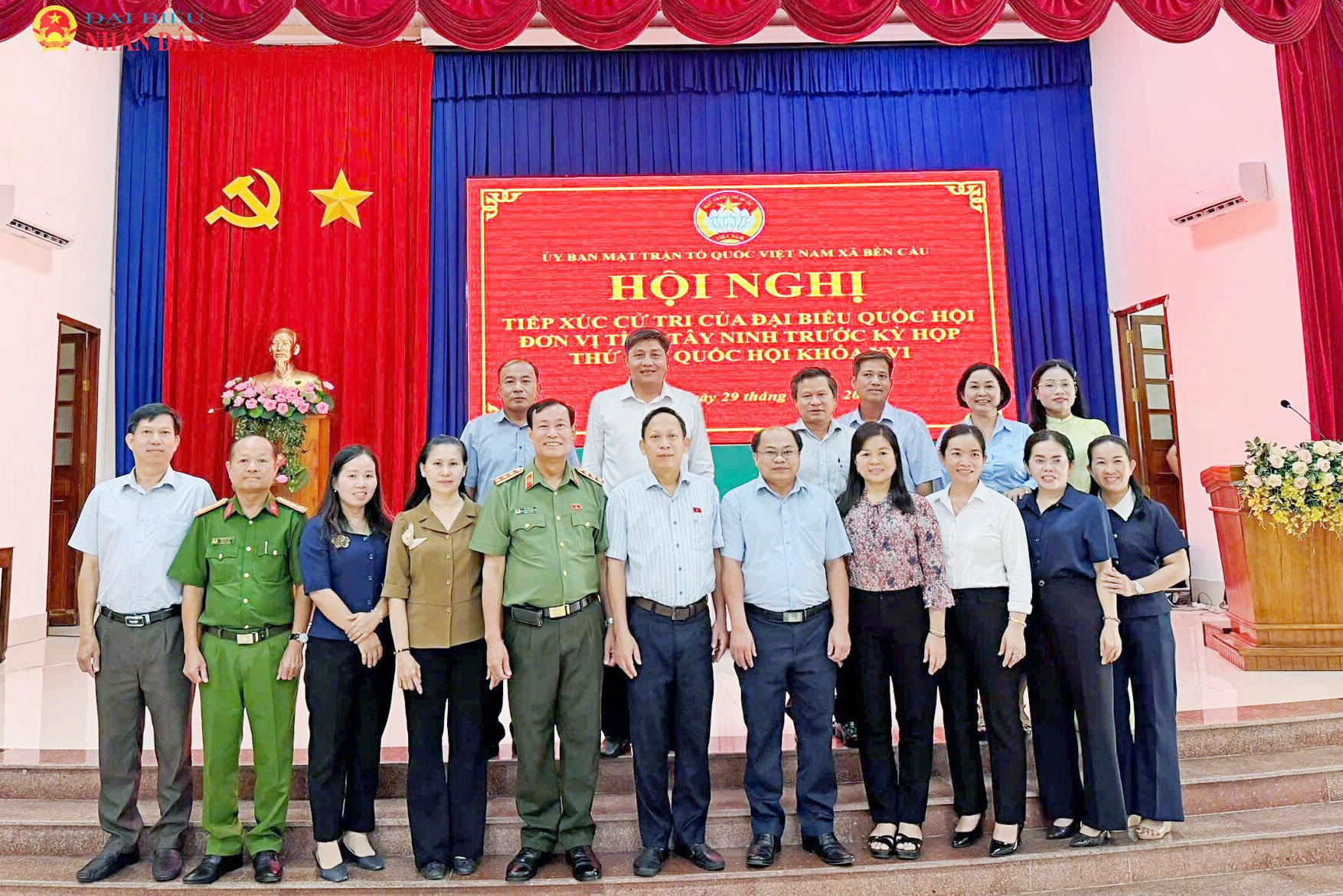 Chủ nhiệm Ủy ban Quốc phòng, An ninh và Đối ngoại, Thượng tướng Lê Tấn Tới với các đại biểu tiếp xúc cử tri xã Bến Cầu, tỉnh Tây Ninh