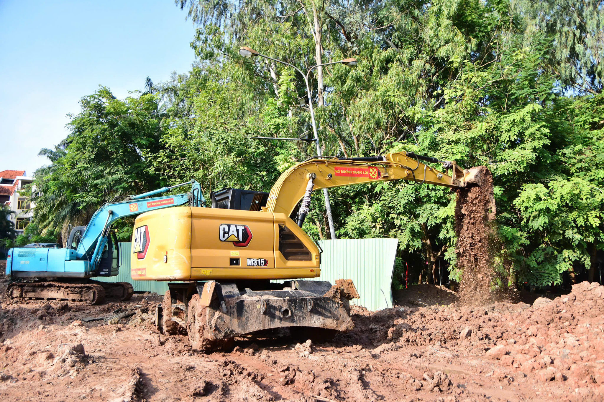 Trong ngày, lực lượng làm nhiệm vụ đã xử lý hơn 400m³ đất