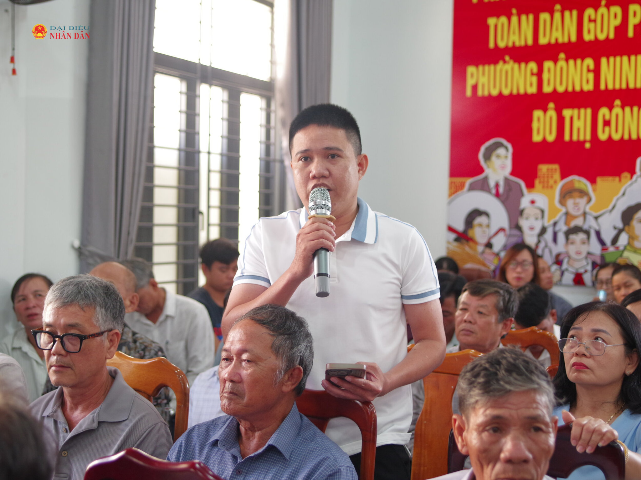 Cử tri phát biểu ý kiến, kiến nghị tại buổi tiếp xúc