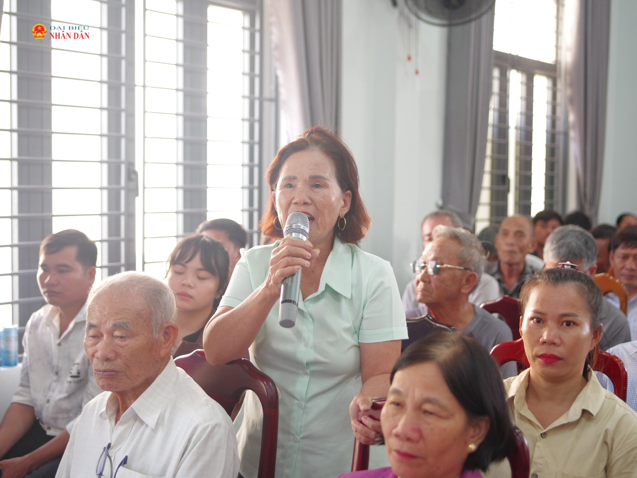 Cử tri phát biểu ý kiến, kiến nghị tại buổi tiếp xúc
