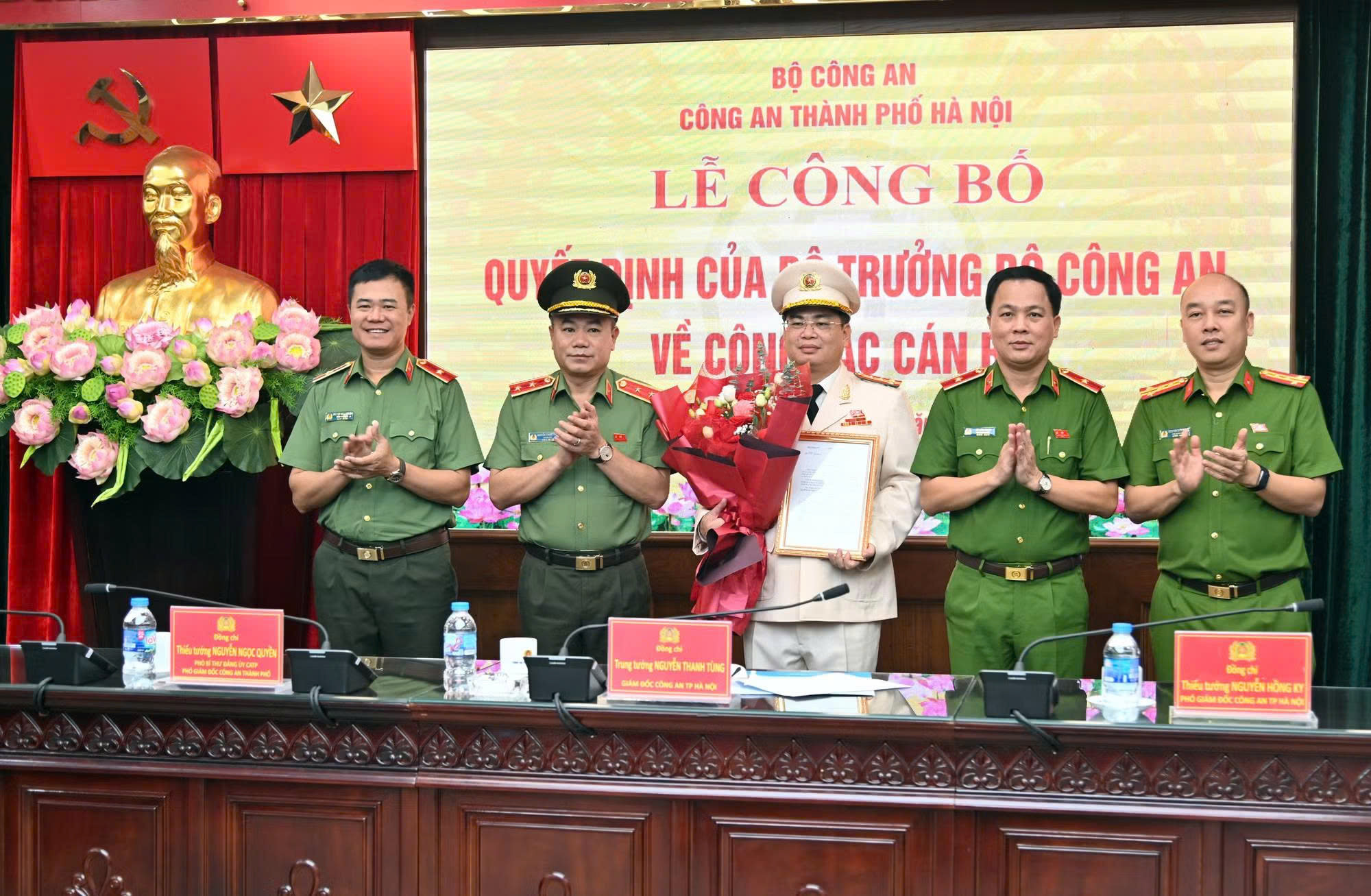 Trung tướng Nguyễn Thanh Tùng cùng các đồng chí trong Đảng ủy – Ban Giám đốc tặng hoa chúc mừng Đại tá Trần Văn Quang.