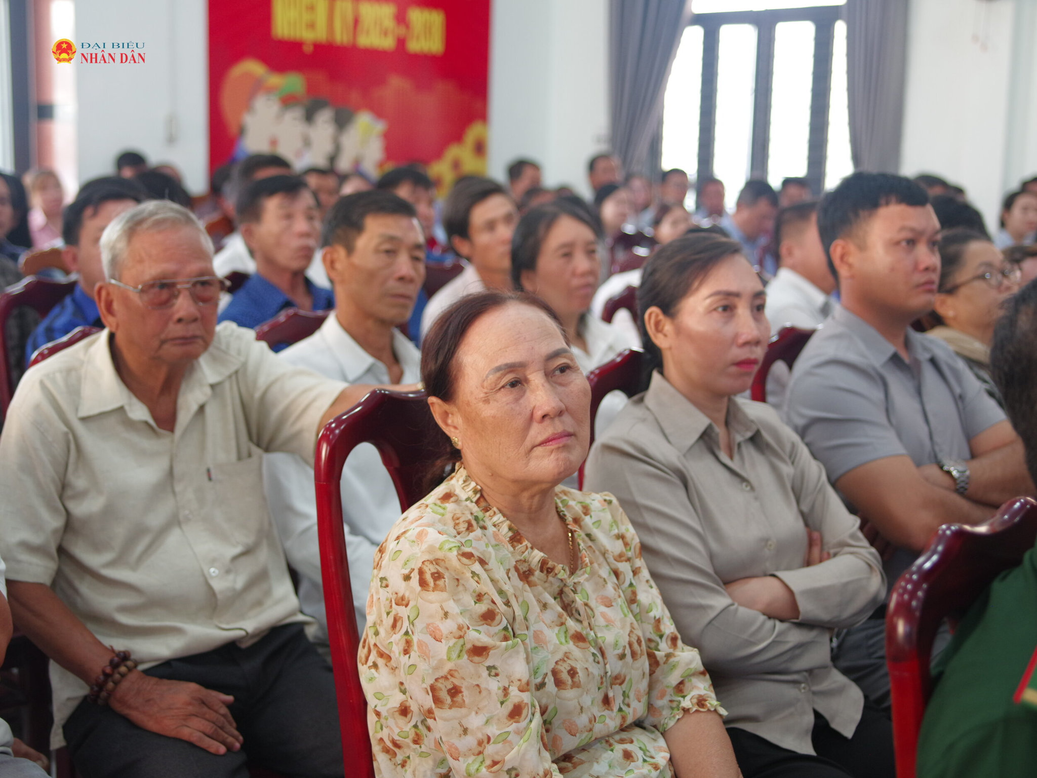 Đông đảo cử tri tham dự buổi tiếp xúc