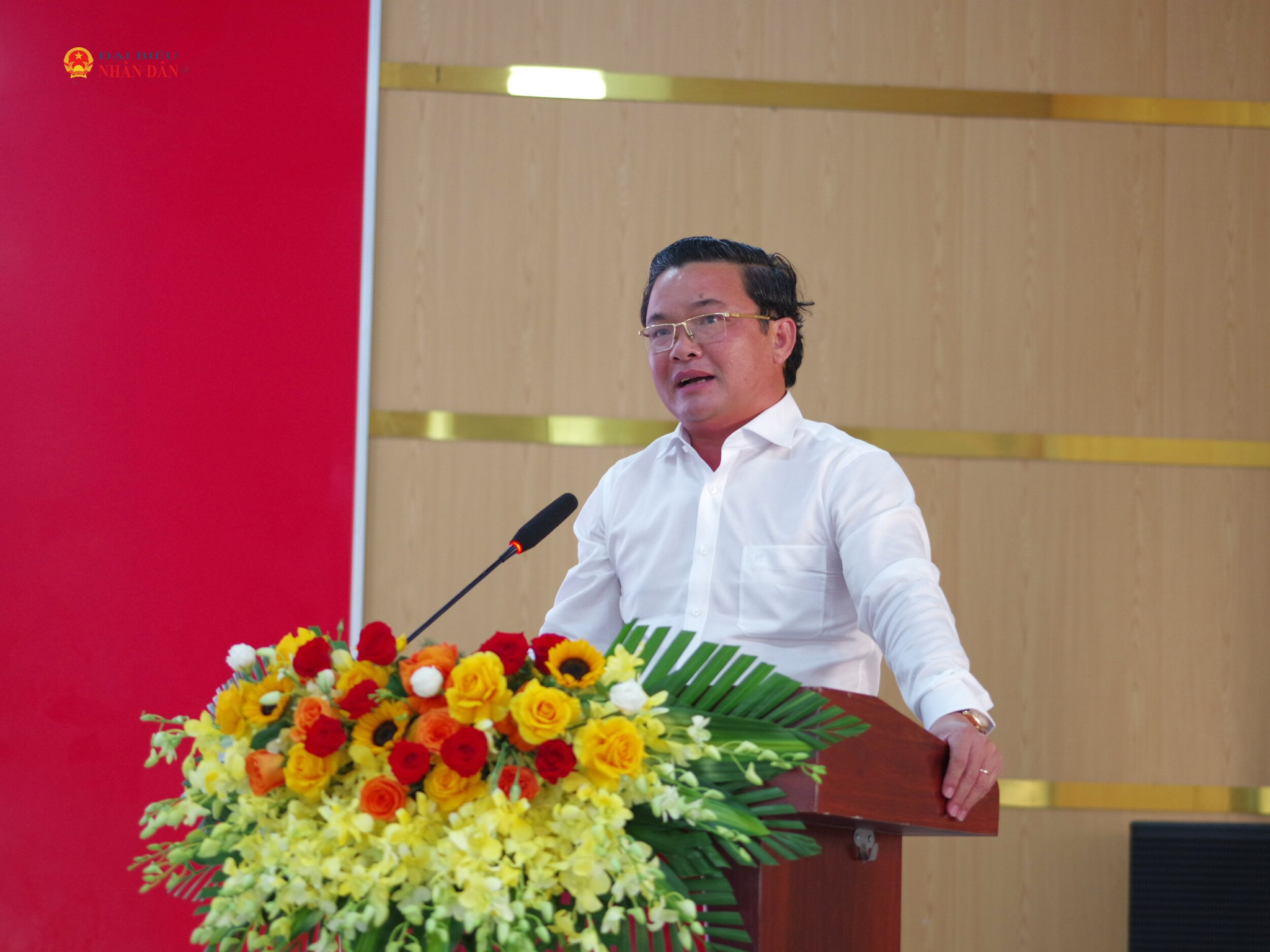 Lãnh đạo UBND phường Đông Ninh Hòa trả lời các ý kiến, kiến nghị của cử tri tại buổi tiếp xúc