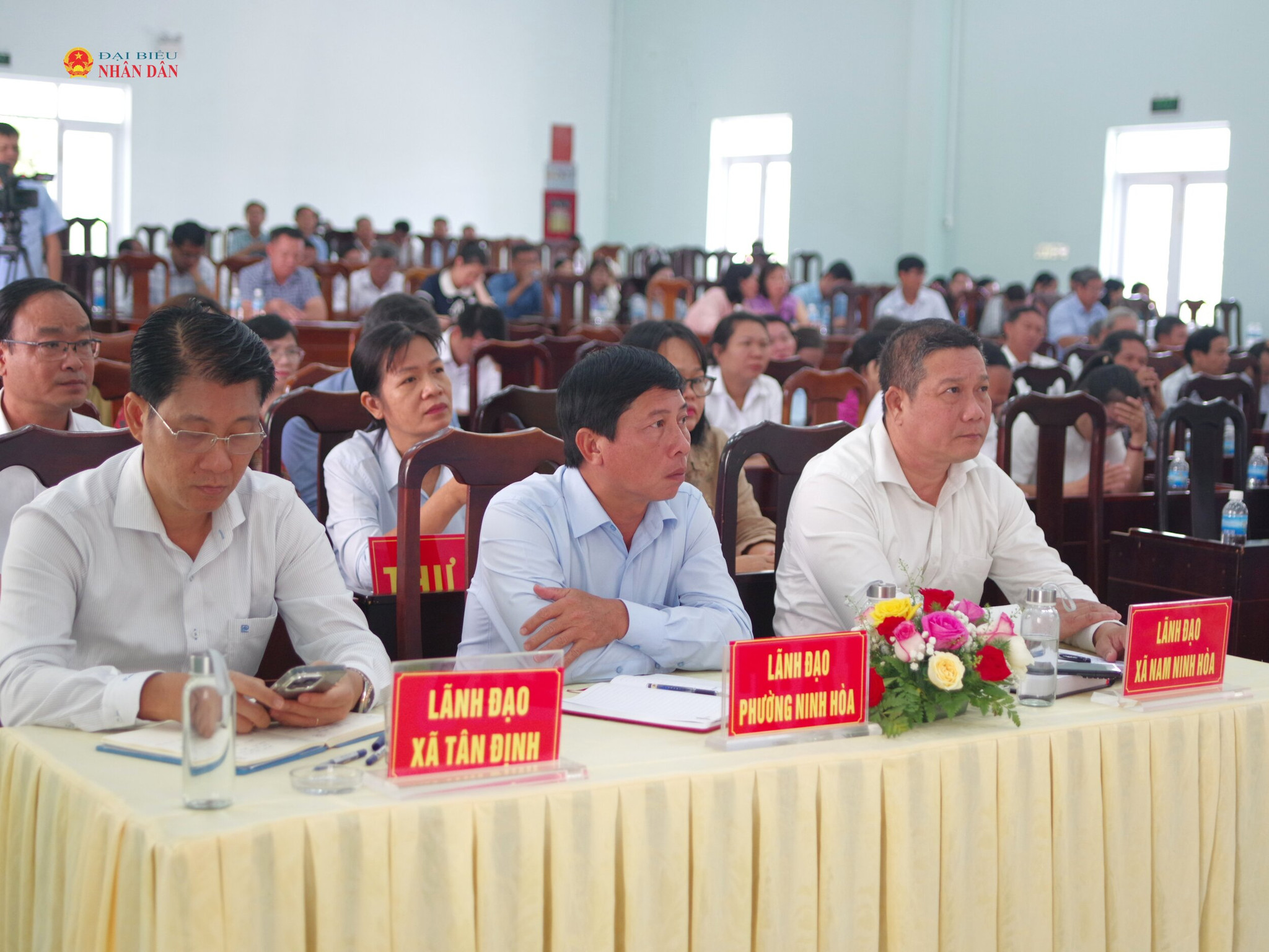 Đại biểu và cử tri tham dự buổi tiếp xúc