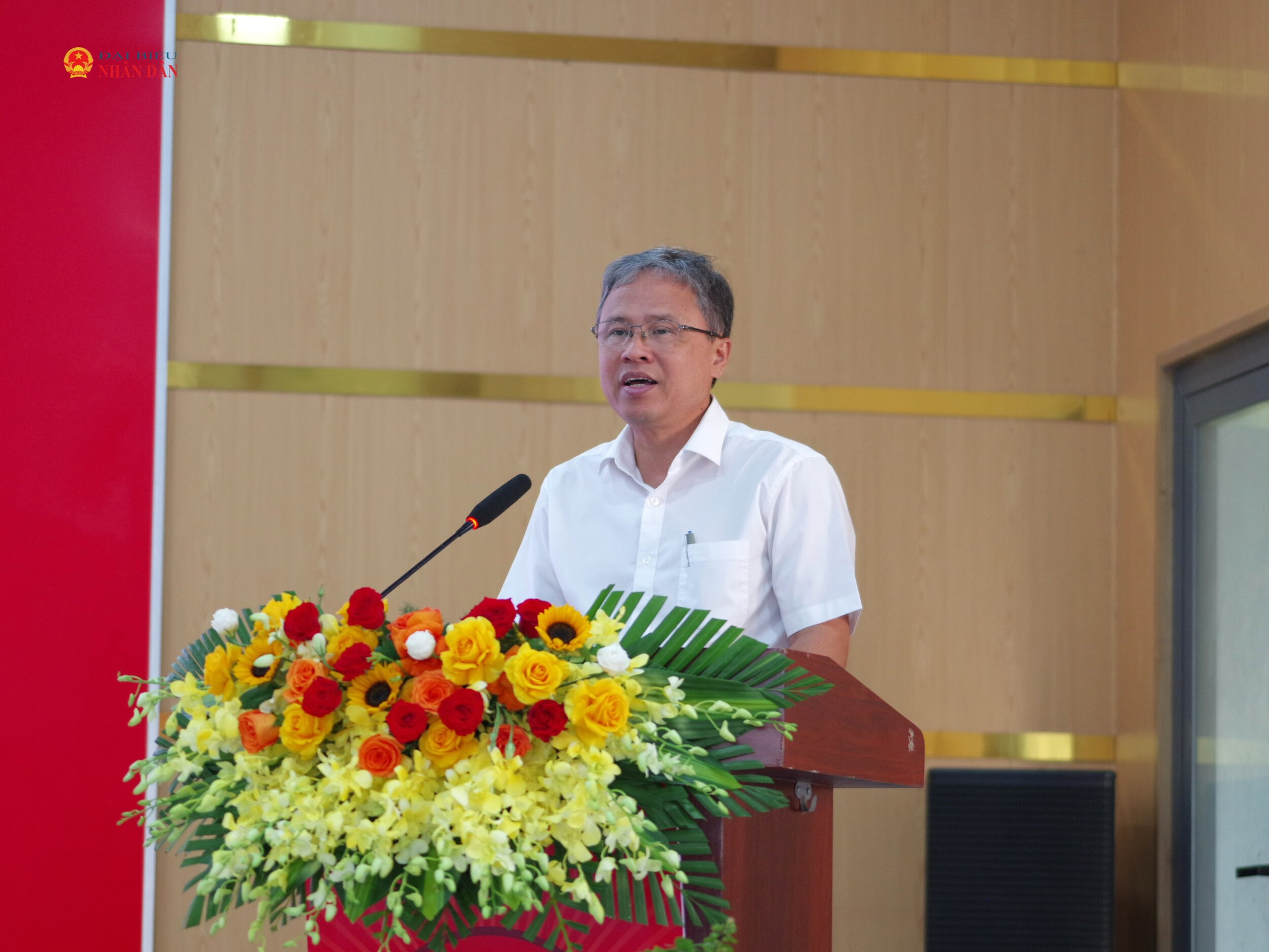 Phó Chủ tịch UBND tỉnh Trần Hòa Nam trả lời ý kiến, kiến nghị của cử tri tại buổi tiếp xúc