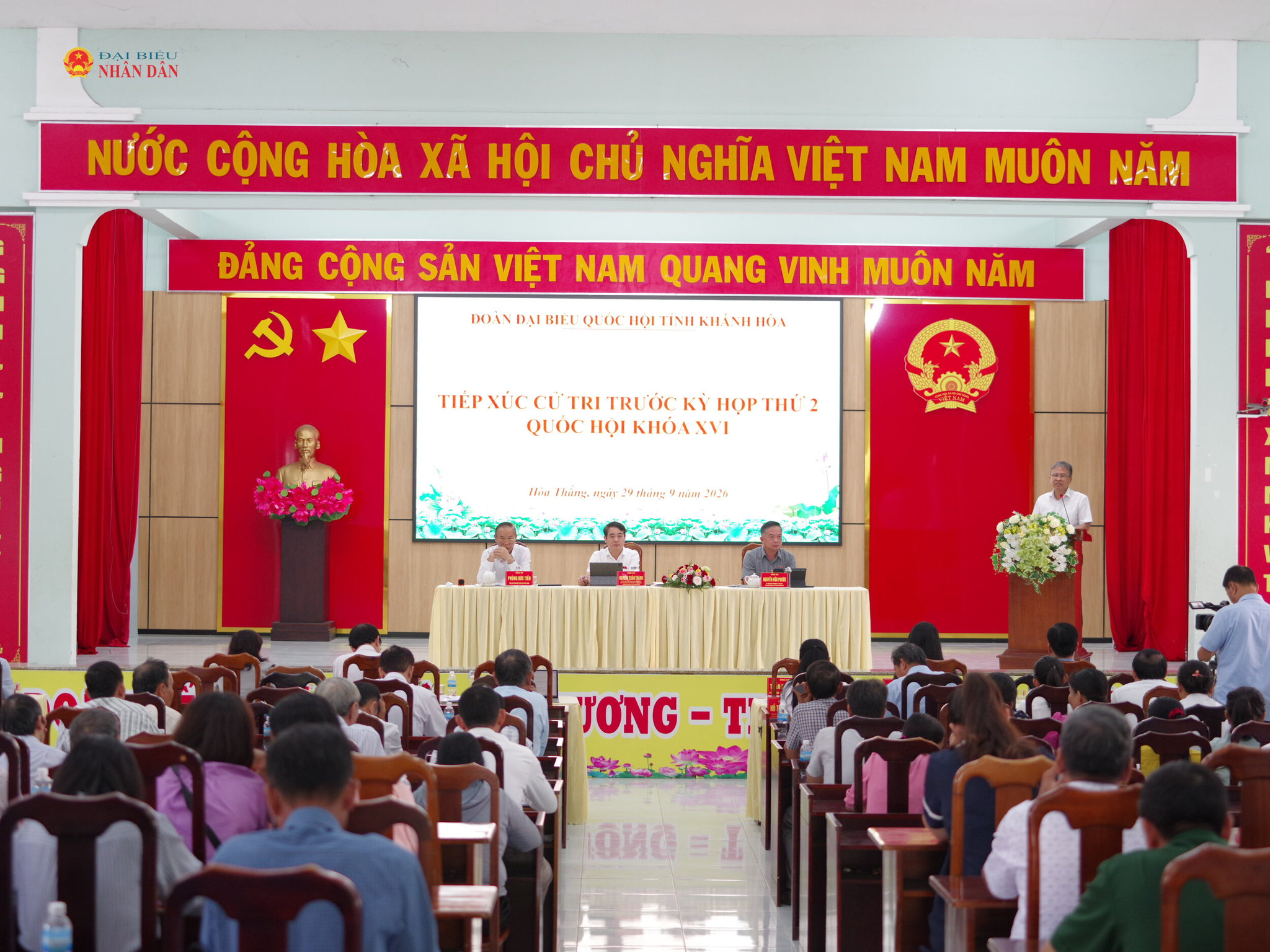 Quang cảnh buổi tiếp xúc cử tri