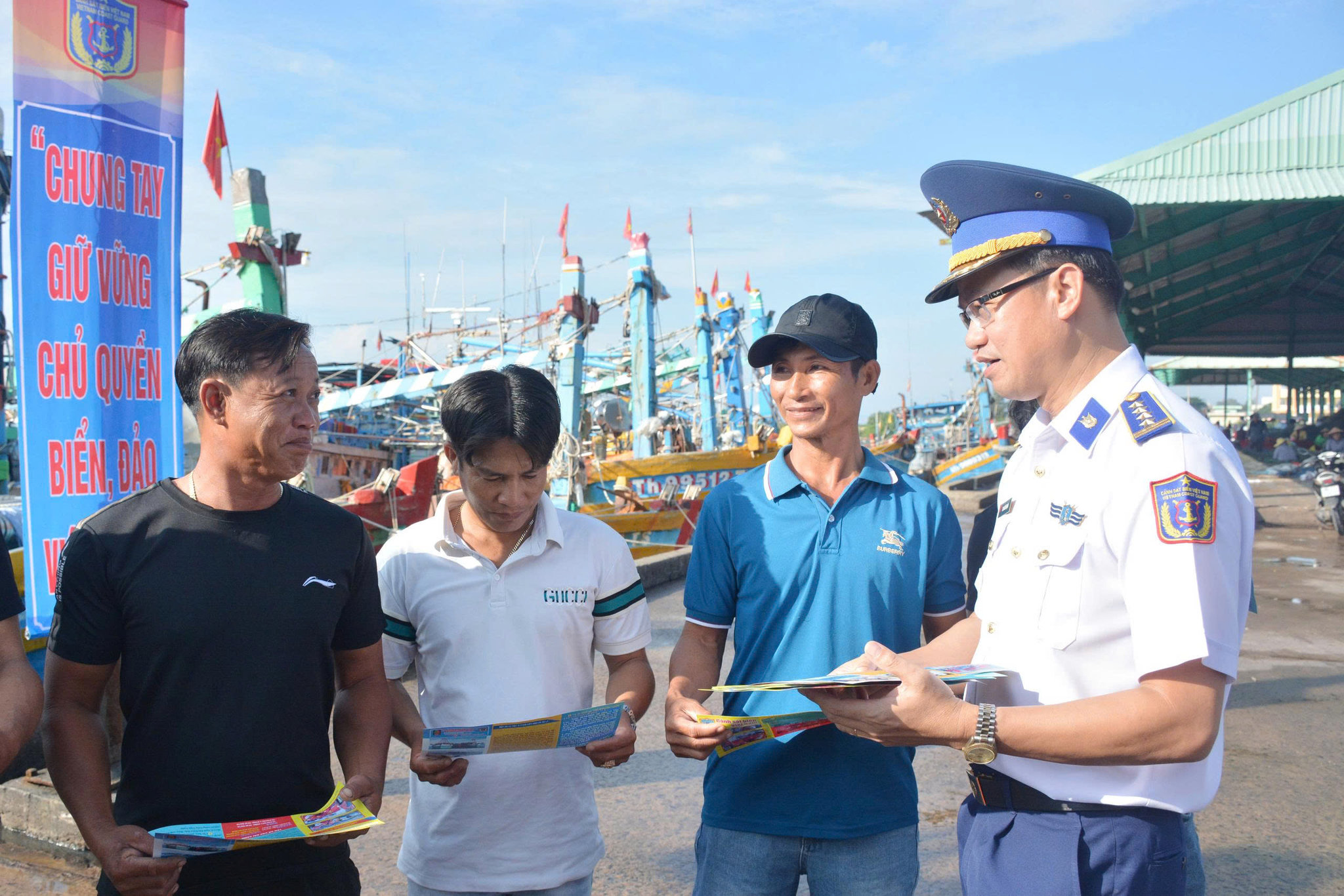 Bộ Tư lệnh Vùng Cảnh sát biển 3 thực hiện tuyên truyền, phổ biến pháp luật cho ngư dân