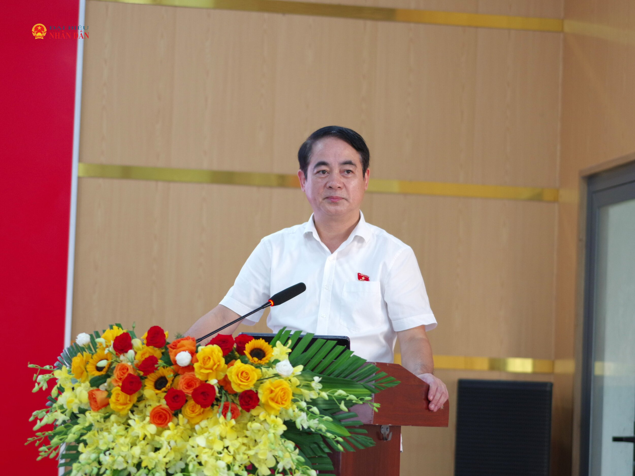 Trưởng đoàn ĐBQH tỉnh Khánh Hòa Nghiêm Xuân Thành phát biểu tại buổi tiếp xúc