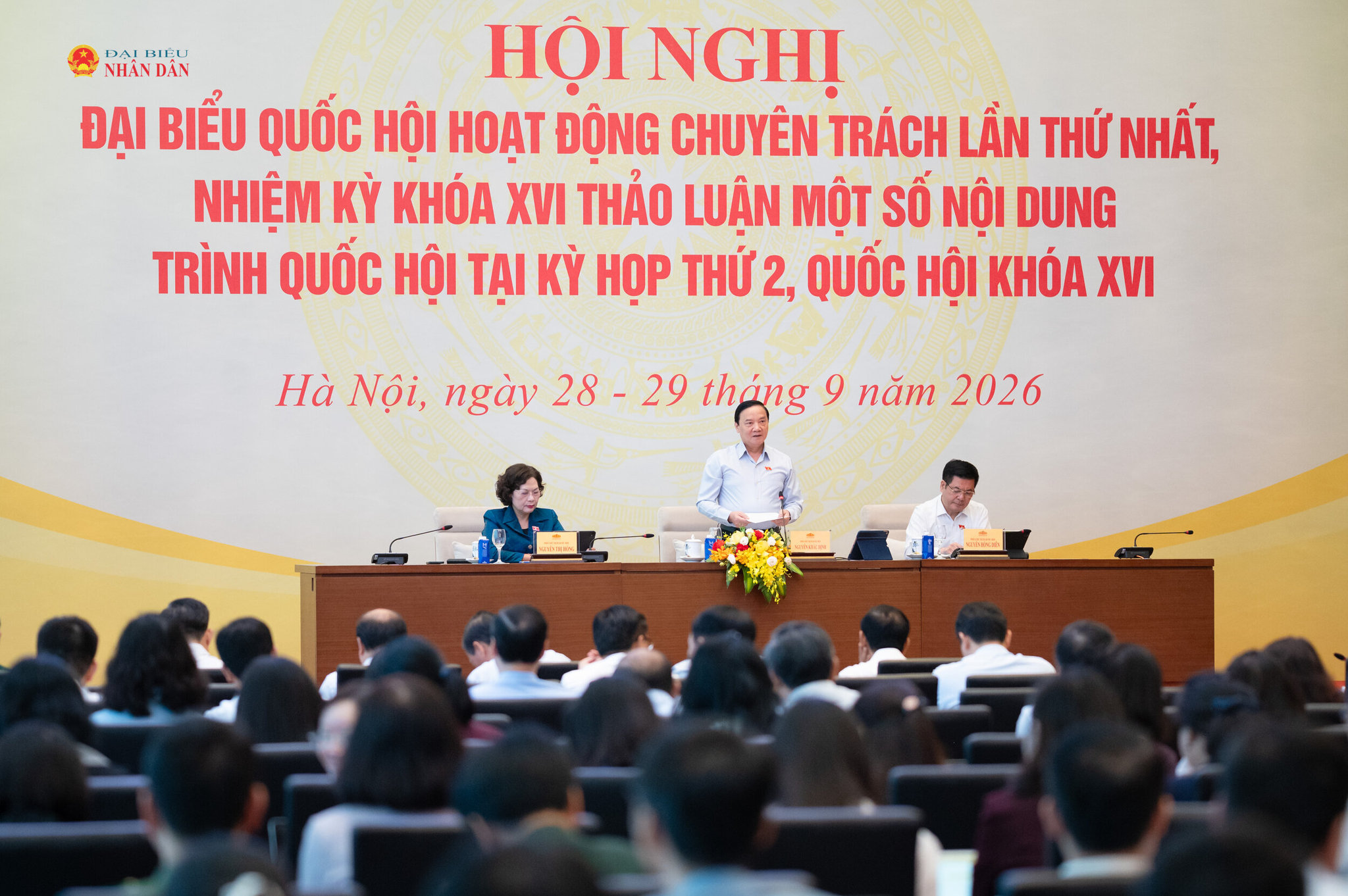 Phó Chủ tịch Quốc hội Nguyễn Khắc Định điều hành hội nghị