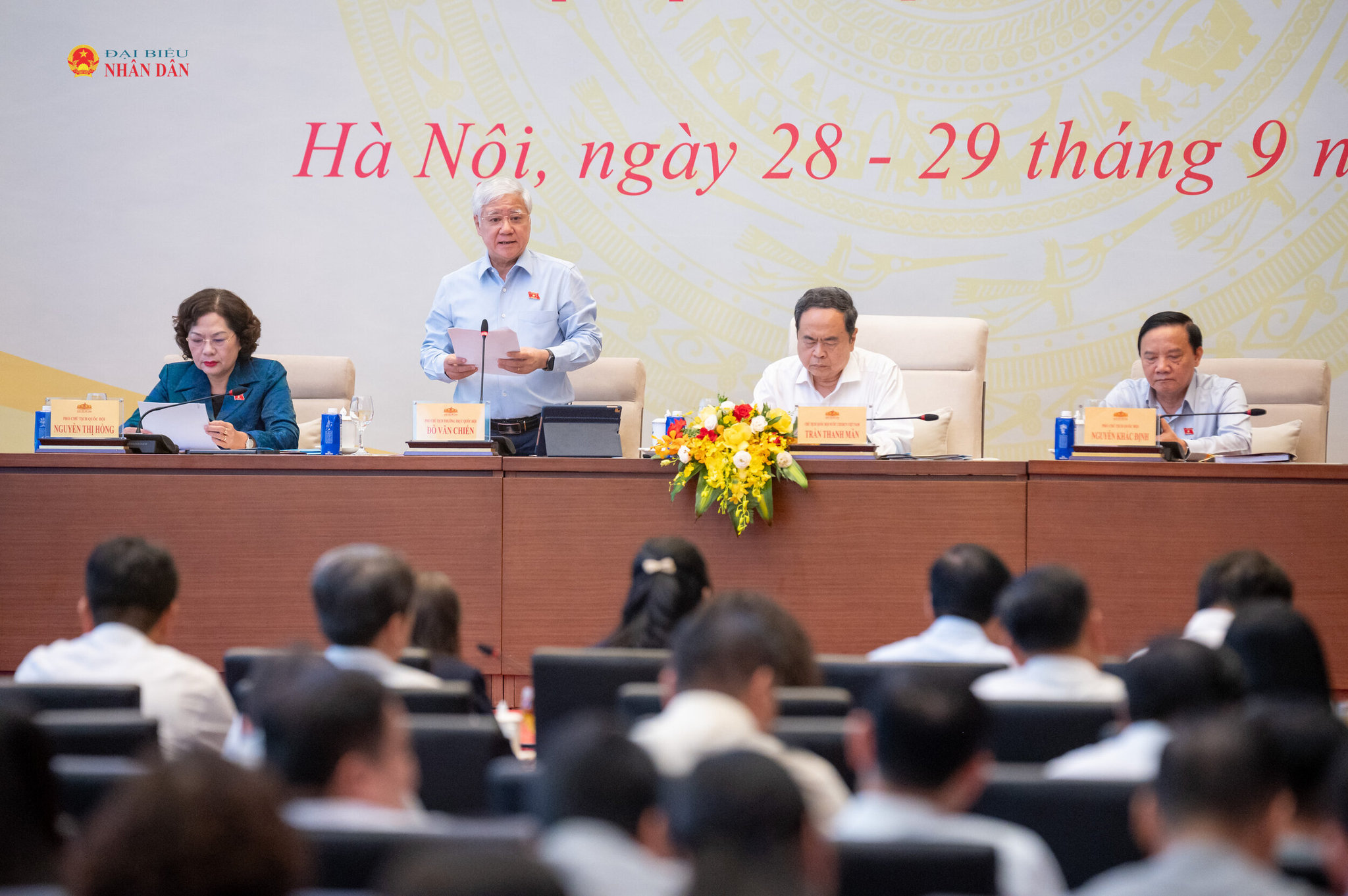 Chủ tịch Quốc hội Trần Thanh Mẫn chủ trì, Phó Chủ tịch Thường trực Quốc hội Đỗ Văn Chiến điều hành phiên họp thảo luận về nhóm dự án thuộc lĩnh vực văn hóa, xã hội