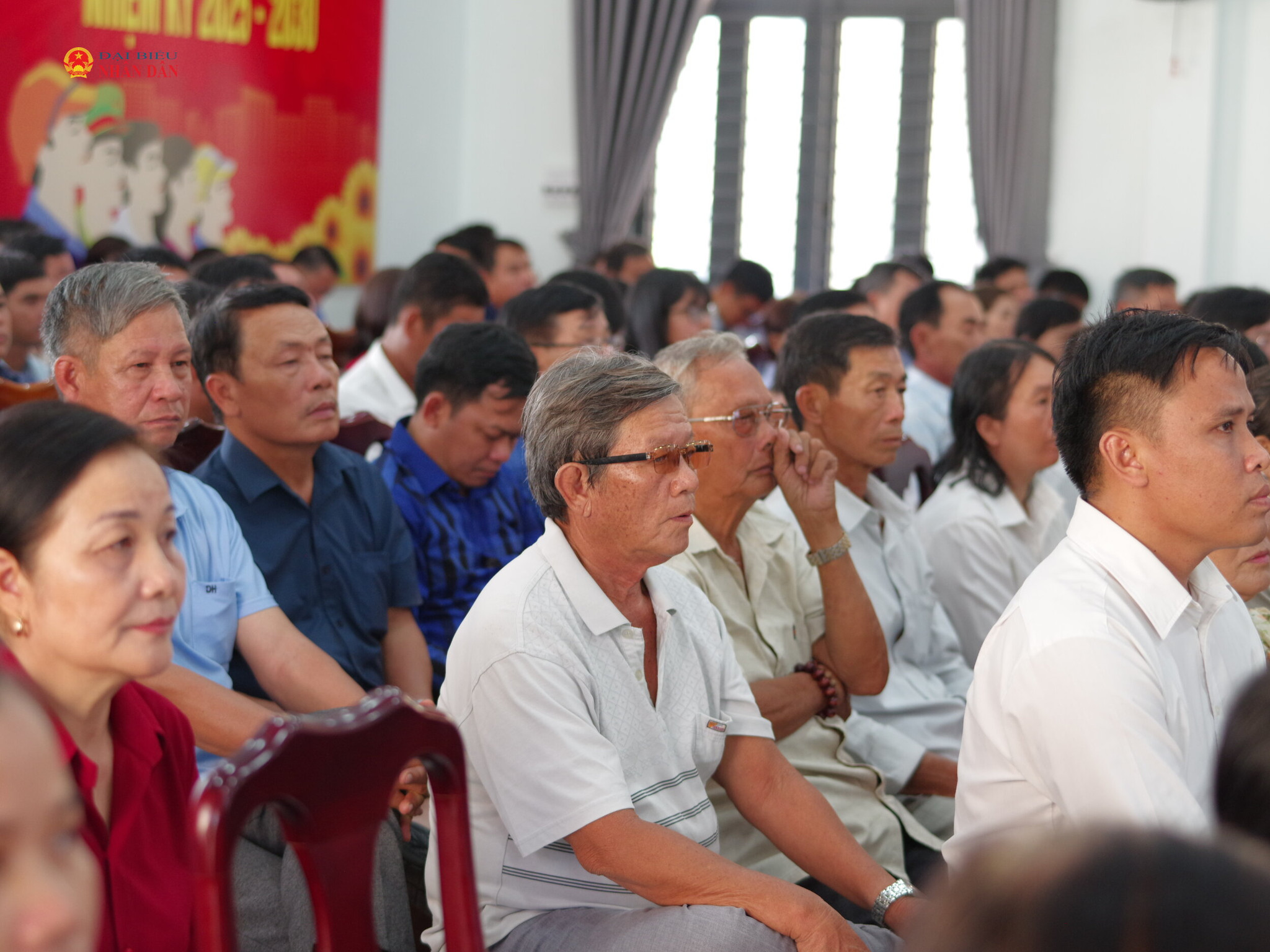 Cử tri tham dự buổi tiếp xúc