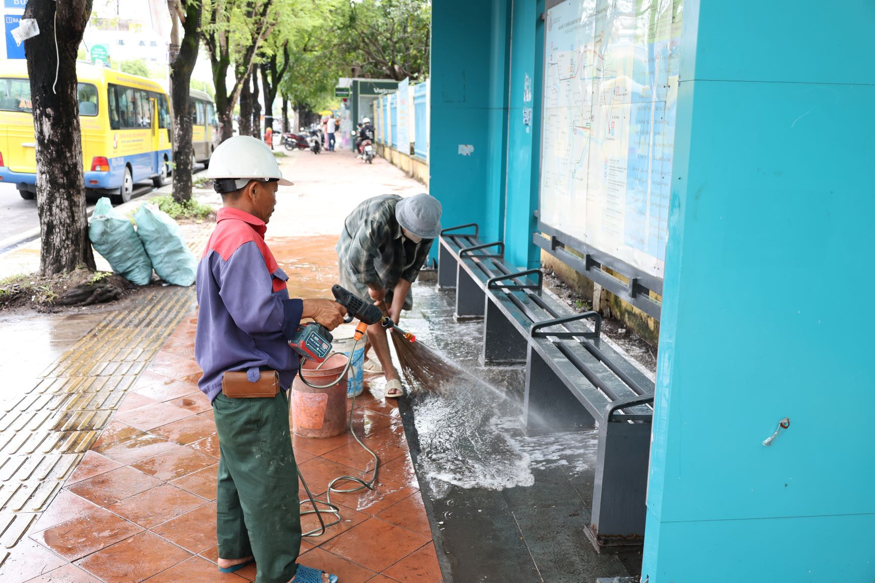 Ngoài công tác tuyên truyền cho người dân thay đổi thói quen sử dụng xe cá nhân di chuyển bằng xe buýt, đơn vị quản lý xe buýt thường xuyên vệ sinh các nhà chờ, điểm đón, bảo đảm vệ sinh phục vụ hành khách
