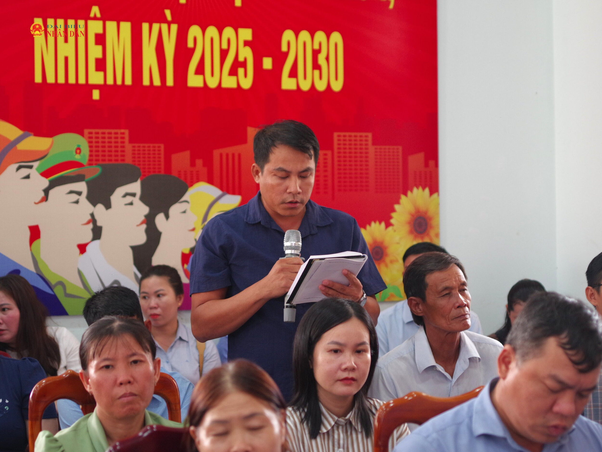 Cử tri phát biểu ý kiến, kiến nghị tại buổi tiếp xúc