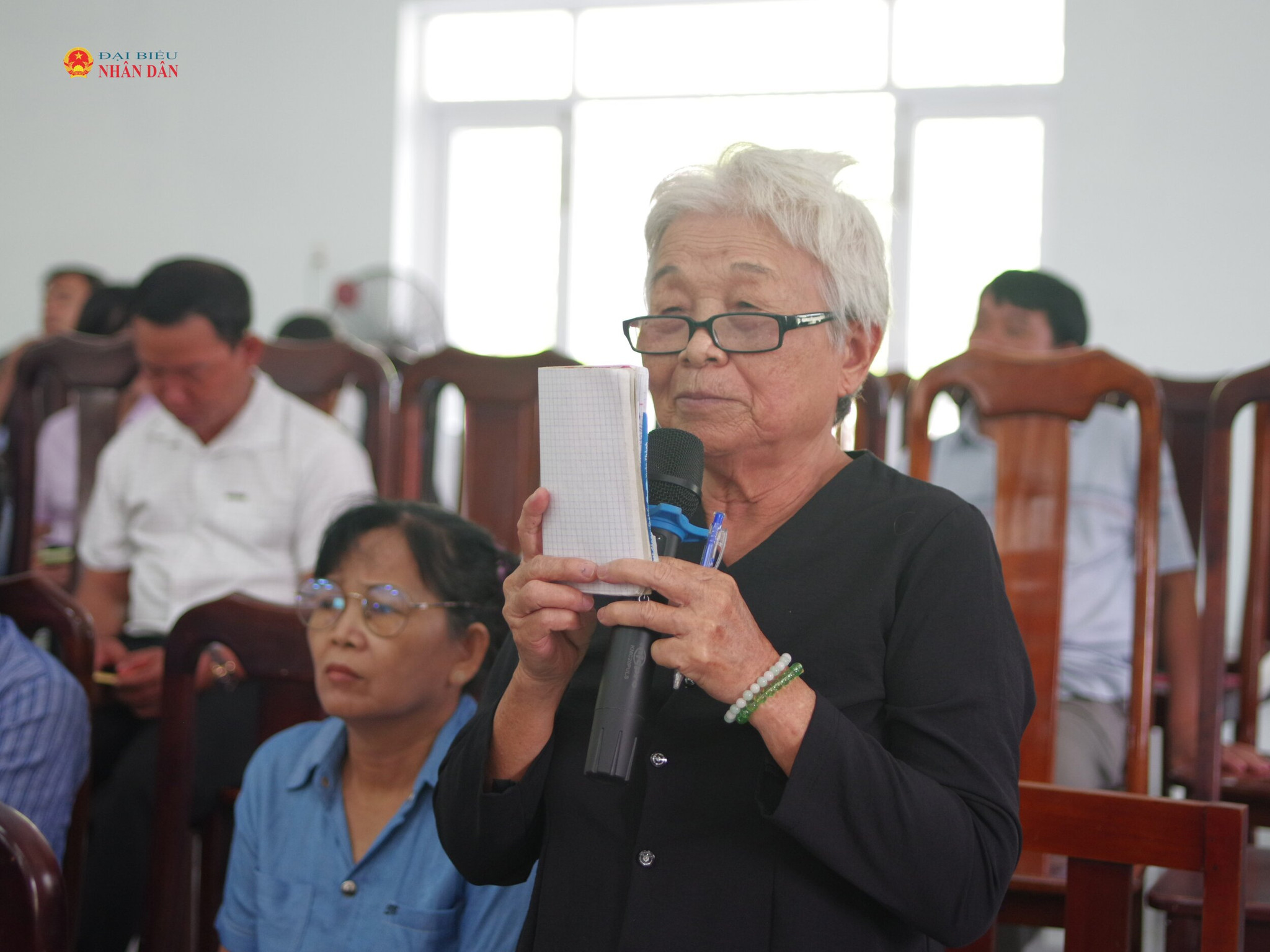 Cử tri phát biểu ý kiến, kiến nghị tại buổi tiếp xúc