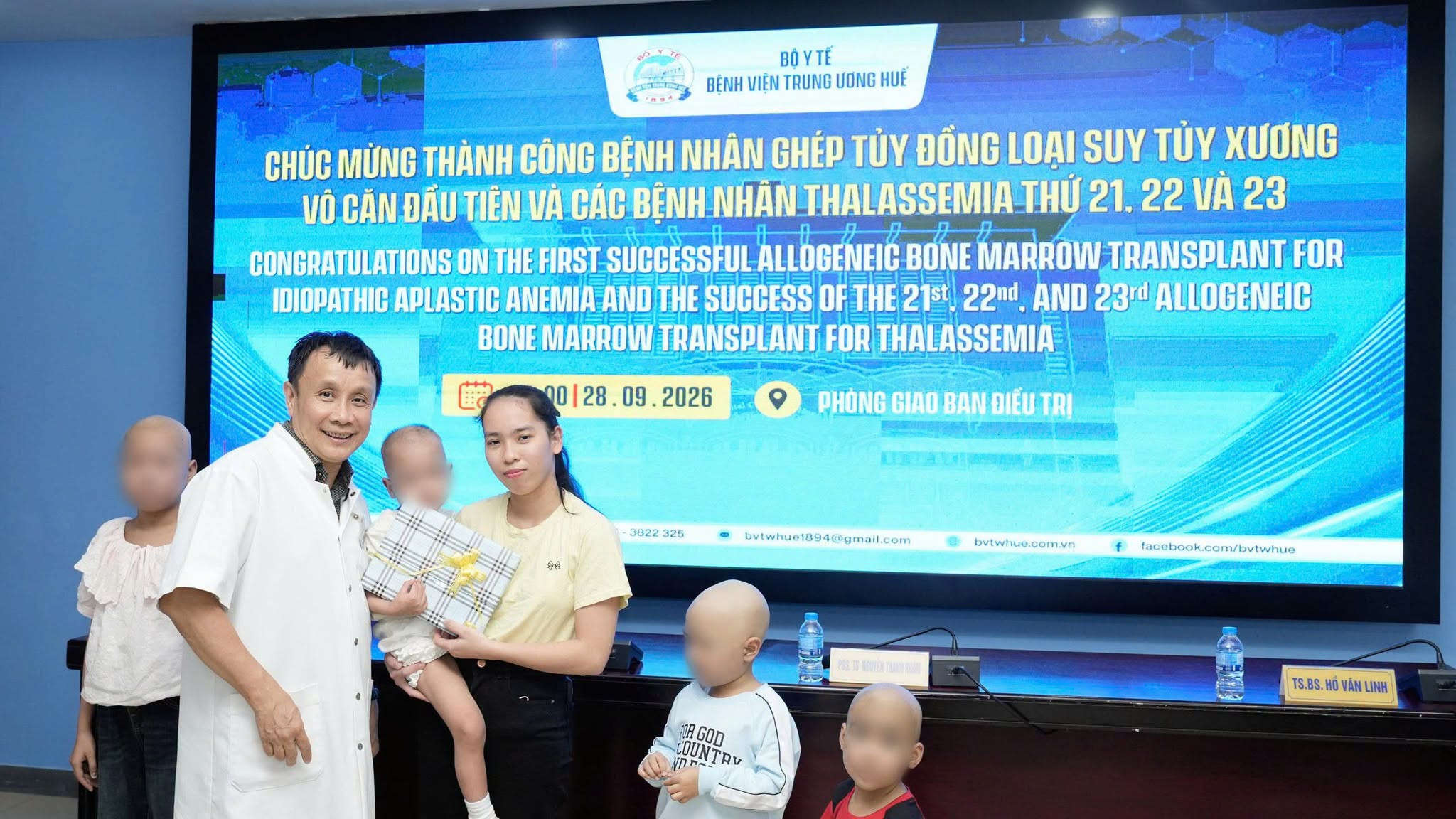 Giám đốc Bệnh viện Trung ương Huế Phạm Như Hiệp tặng quà cho bé gái 4 tuổi suy tủy nhận nguồn cho từ em trai và ghép tủy thành công