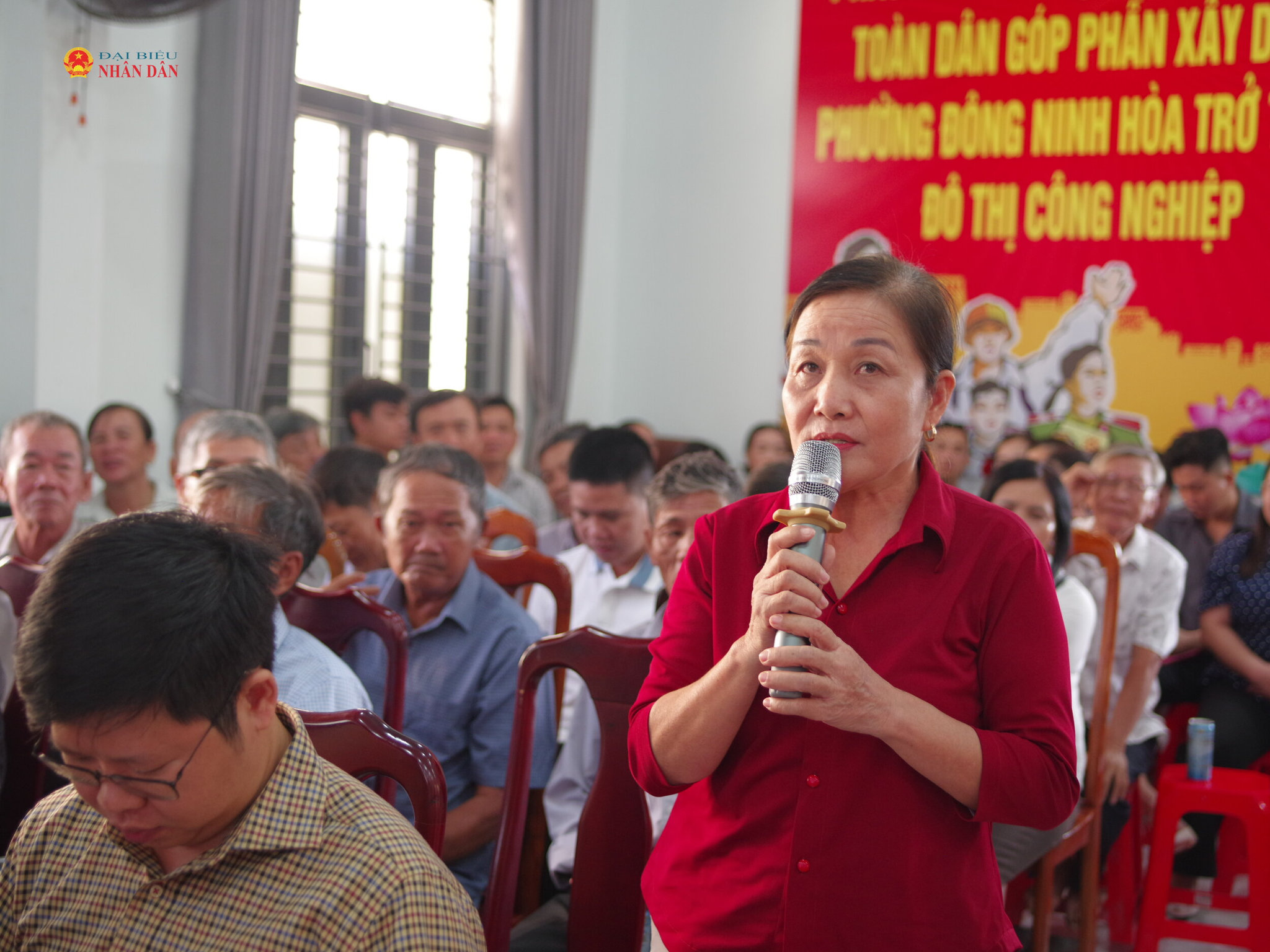 Cử tri phát biểu ý kiến, kiến nghị tại buổi tiếp xúc