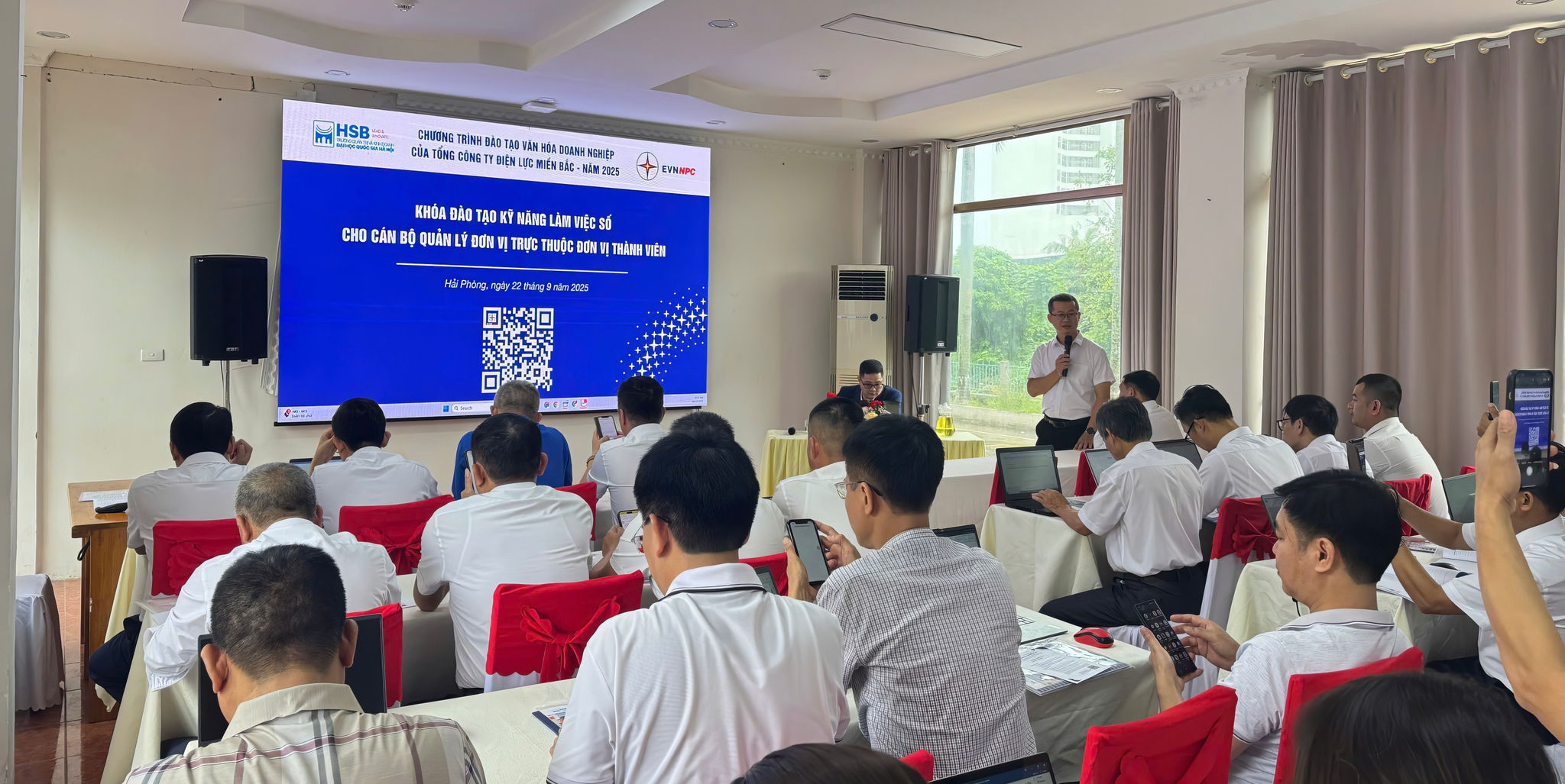 Đào tạo và nâng cao nhận thức là bước đi đầu tiên trong quy trình xây dựng văn hóa số tại EVNNPC. Ảnh NPC