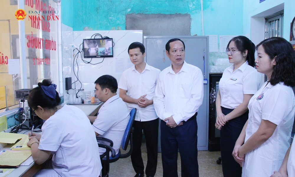 Phó Chủ tịch HĐND thành phố Nghiêm Xuân Hưởng khảo sát thực tế tại Cơ sở điều trị Methadone, Trạm Y tế phường Từ Sơn