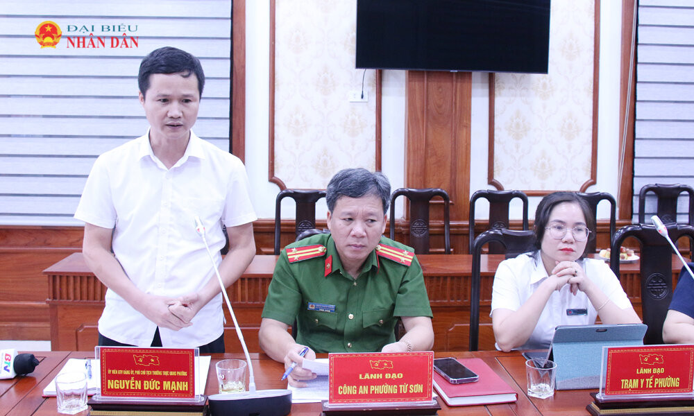 Phó Chủ tịch Thường trực UBND phường Từ Sơn Nguyễn Đức Mạnh giải trình làm rõ một số nội dung tại buổi làm việc
