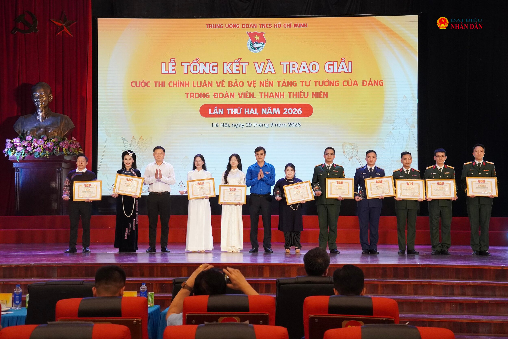 Ban tổ chức trao Bằng khen của Ban Chấp hành Trung ương Đoàn, cùng cúp lưu niệm và tiền thưởng theo quy định của Cuộc thi cho tác giả, nhóm tác giả đạt giải A.
