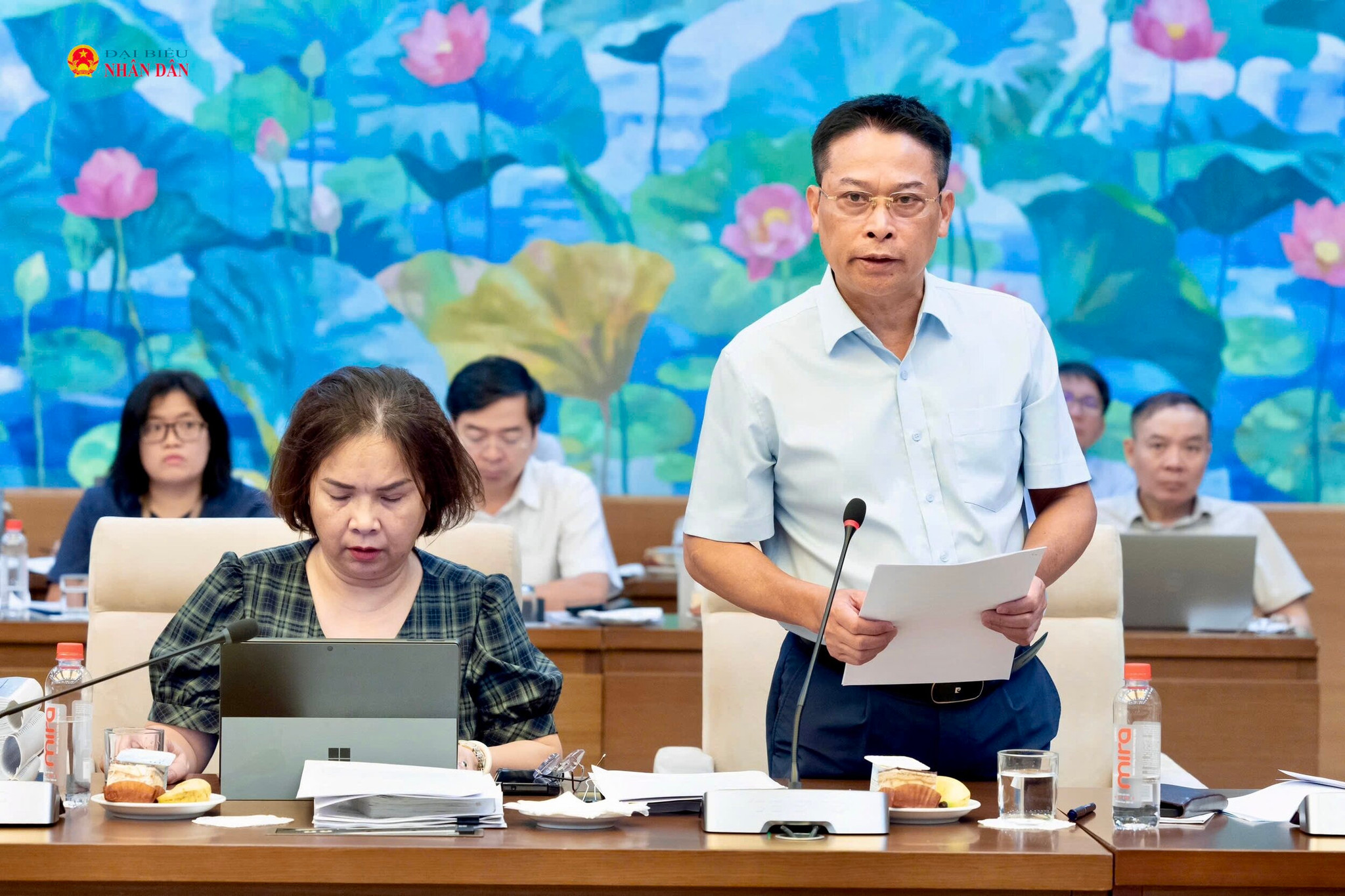 Cục trưởng Cục Quản lý đất đai, Bộ Nông nghiệp và Môi trường Đào Trung Chính trình bày các nội dung chính của dự án Luật Đất đai (sửa đổi)