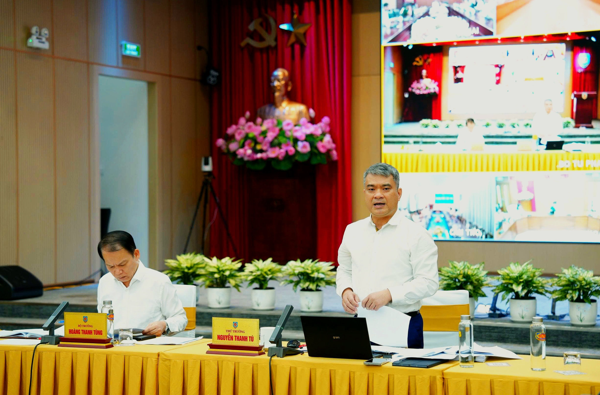 Thứ trưởng Bộ Tư pháp Nguyễn Thanh Tú điều hành hội nghị