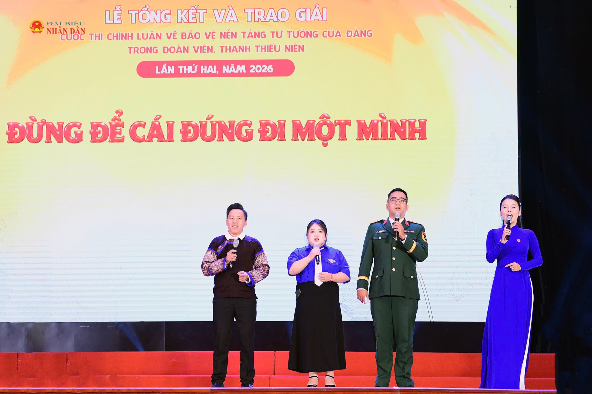 Mang theo hơi thở thực tiễn từ những nếp nhà sườn núi, câu chuyện của anh truyền đi một thông điệp sâu sắc: ”Đừng để cái đúng đi một mình”.