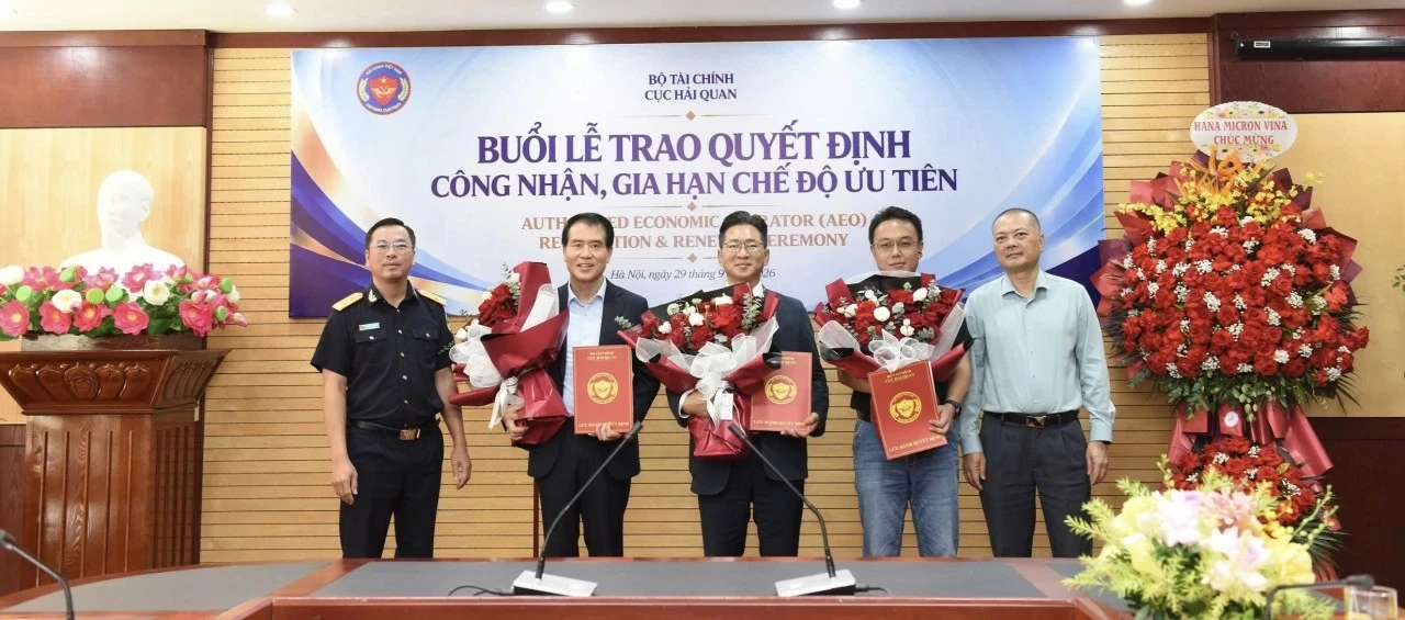Ông Trần Đức Hùng trao quyết định chứng nhận DNƯT cho 3 doanh nghiệp