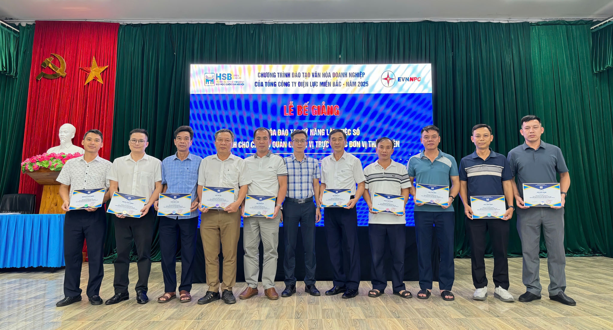 Lễ bế giảng các khóa đào tạo kỹ năng làm việc số cho cán bộ quản lý cấp 4 năm 2025. Ảnh NPC