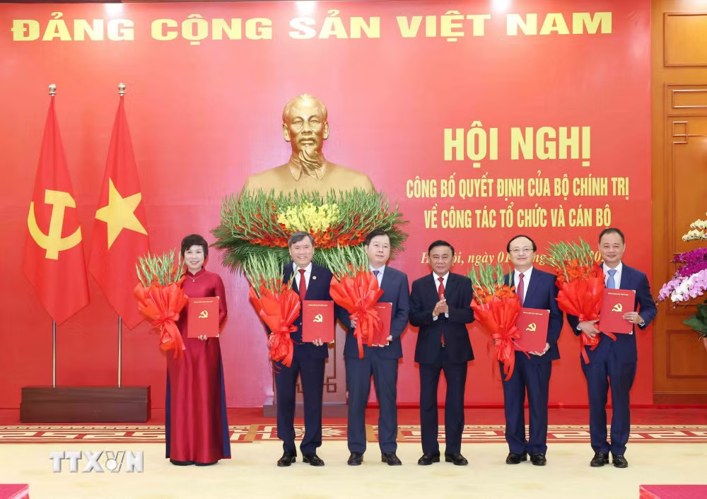 Sáng 1/4/2026, Bộ Chính trị tổ chức Hội nghị công bố Quyết định của Bộ Chính trị về việc chuyển giao 5 cơ quan, gồm: Đài Truyền hình Việt Nam, Đài Tiếng nói Việt Nam, Thông tấn xã Việt Nam, Viện Hàn lâm Khoa học xã hội Việt Nam, Viện Hàn lâm Khoa học và Công nghệ Việt Nam từ cơ quan trực thuộc…