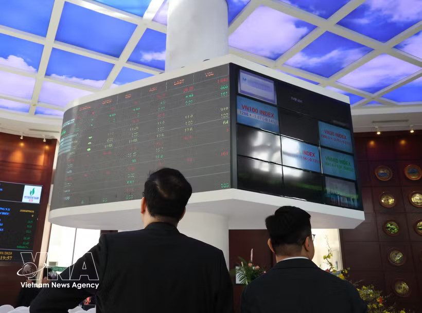 Investors monitor stock movements on Ho Chi Minh City Stock Exchange. (Photo: VNA)