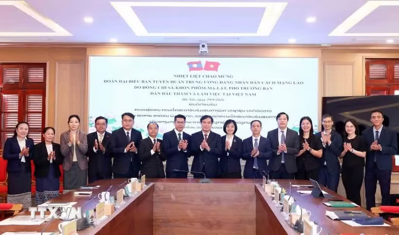 Vietnamese and Lao officials at the event (Photo: VNA)
