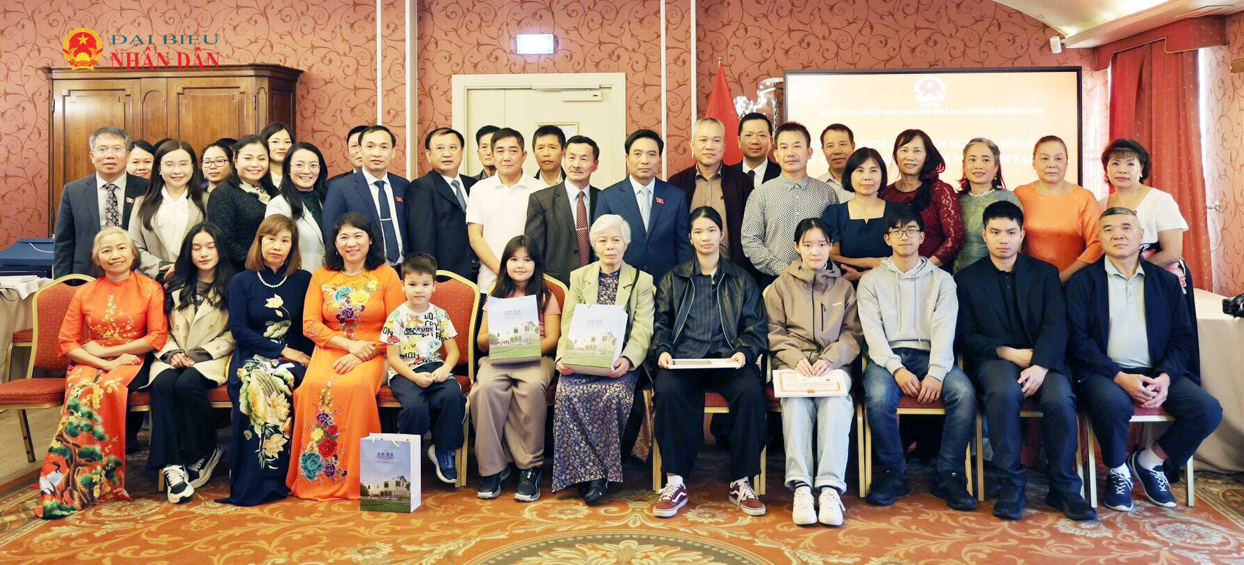 Phó Chủ tịch Quốc hội, Thượng tướng Nguyễn Doãn Anh gặp cán bộ, nhân viên Đại sứ quán và đại diện cộng đồng người Việt Nam tại Lít-va