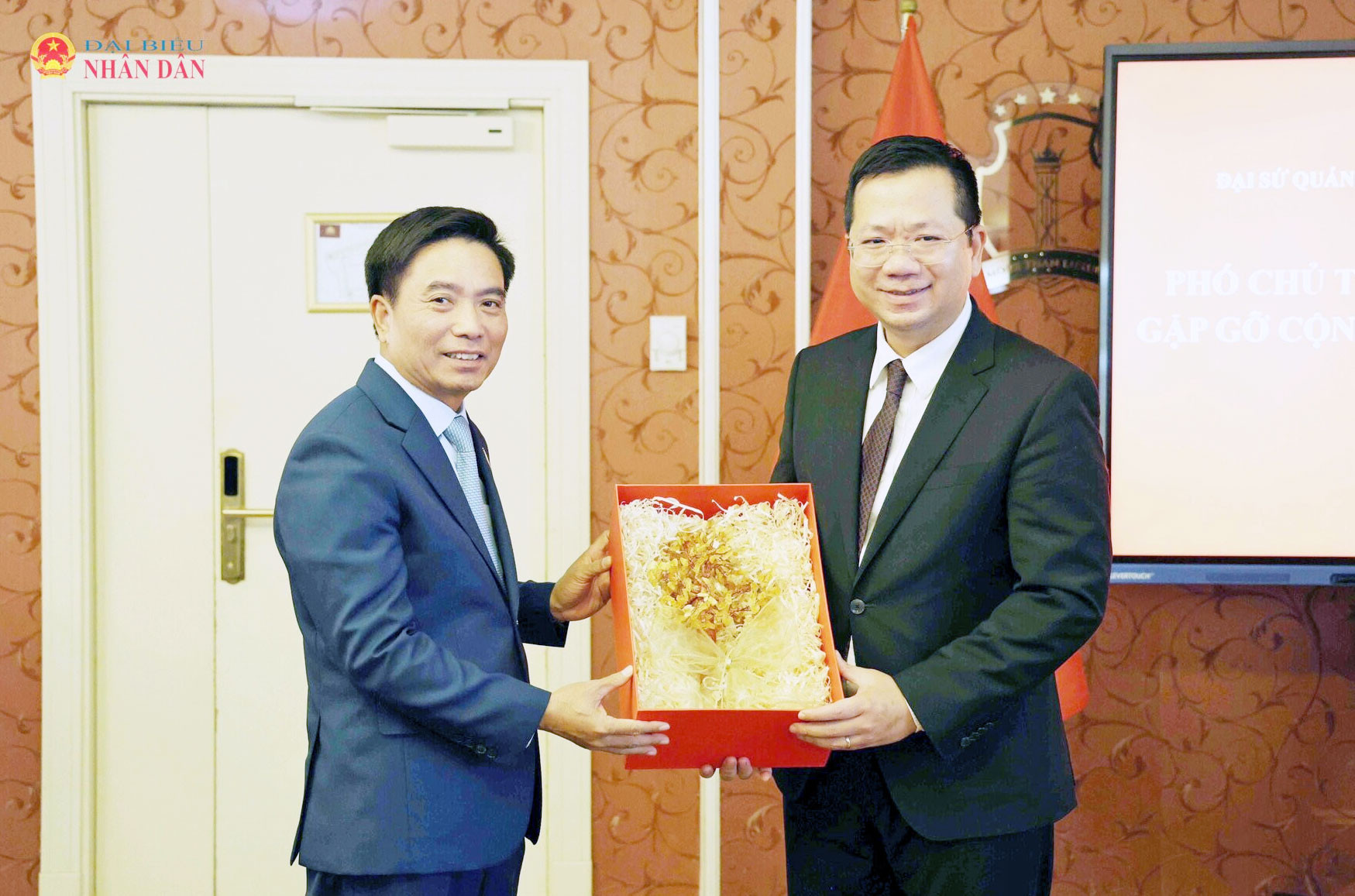 Phó Chủ tịch Quốc hội, Thượng tướng Nguyễn Doãn Anh gặp cán bộ, nhân viên Đại sứ quán và đại diện cộng đồng người Việt Nam tại Lít-va
