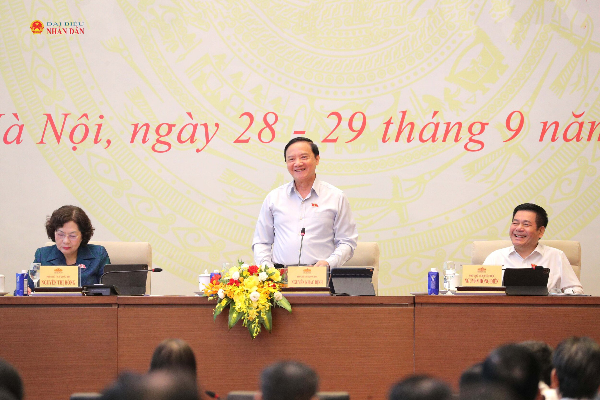Phó Chủ tịch Quốc hội Nguyễn Khắc Định điều hành hội nghị
