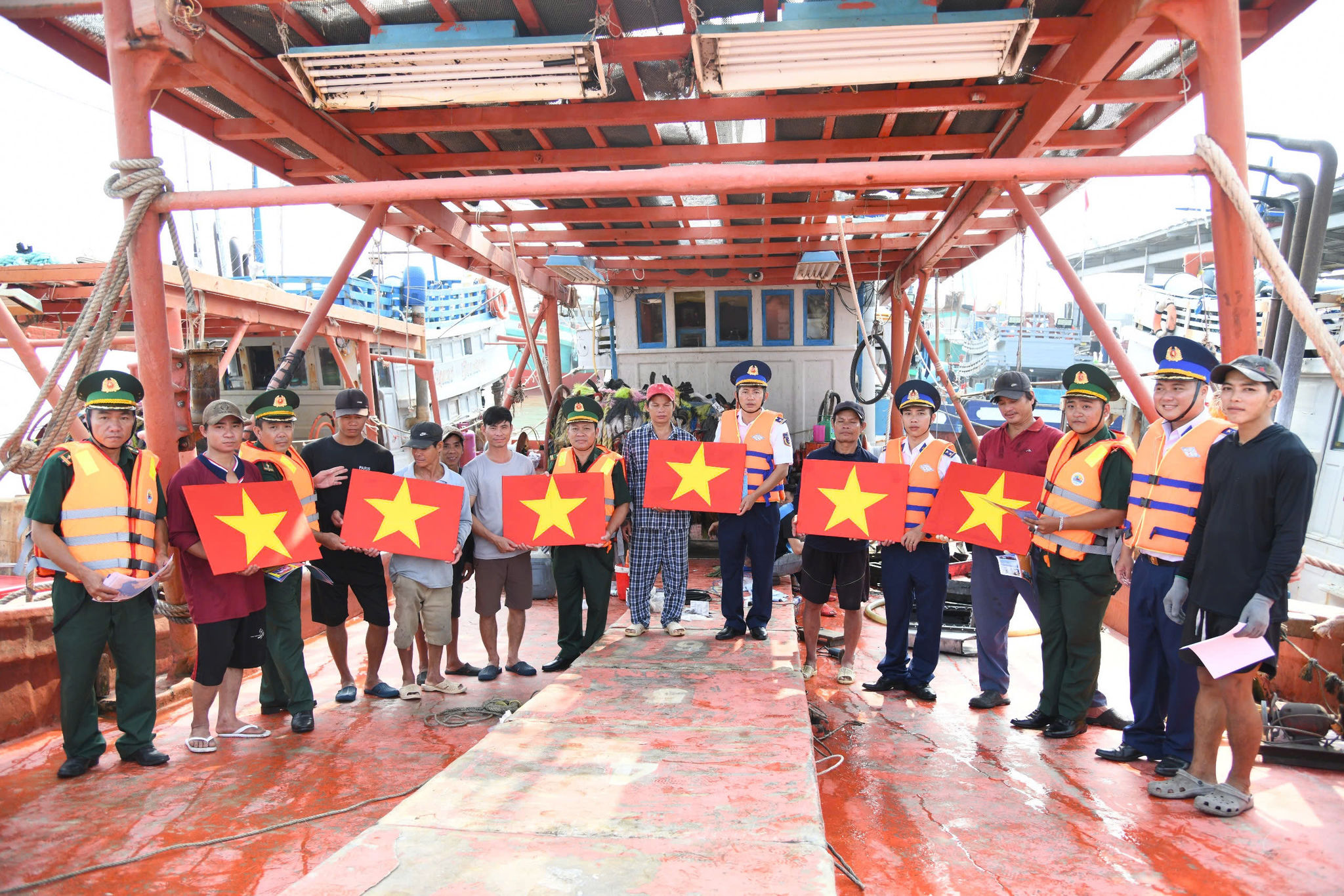 Quyết liệt ngăn chặn tàu cá vi phạm khai thác IUU từ sớm, từ xa 2
