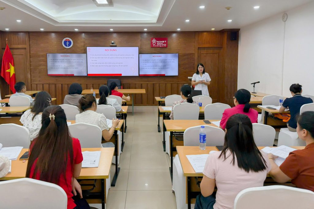 Trưởng khoa Xét nghiệm sàng lọc máu, ThS. Nguyễn Thị Thanh Dung trao đổi tình huống thực tế với học viên trong xét nghiệm sàng lọc máu