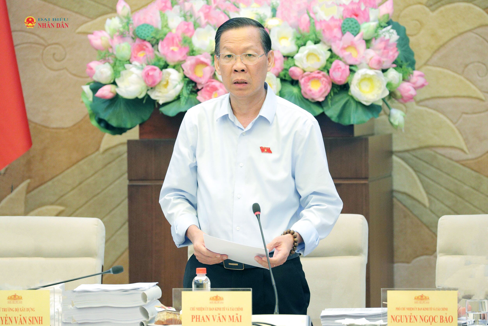 Chủ nhiệm Ủy ban Kinh tế và Tài chính Phan Văn Mãi phát biểu tại phiên họp