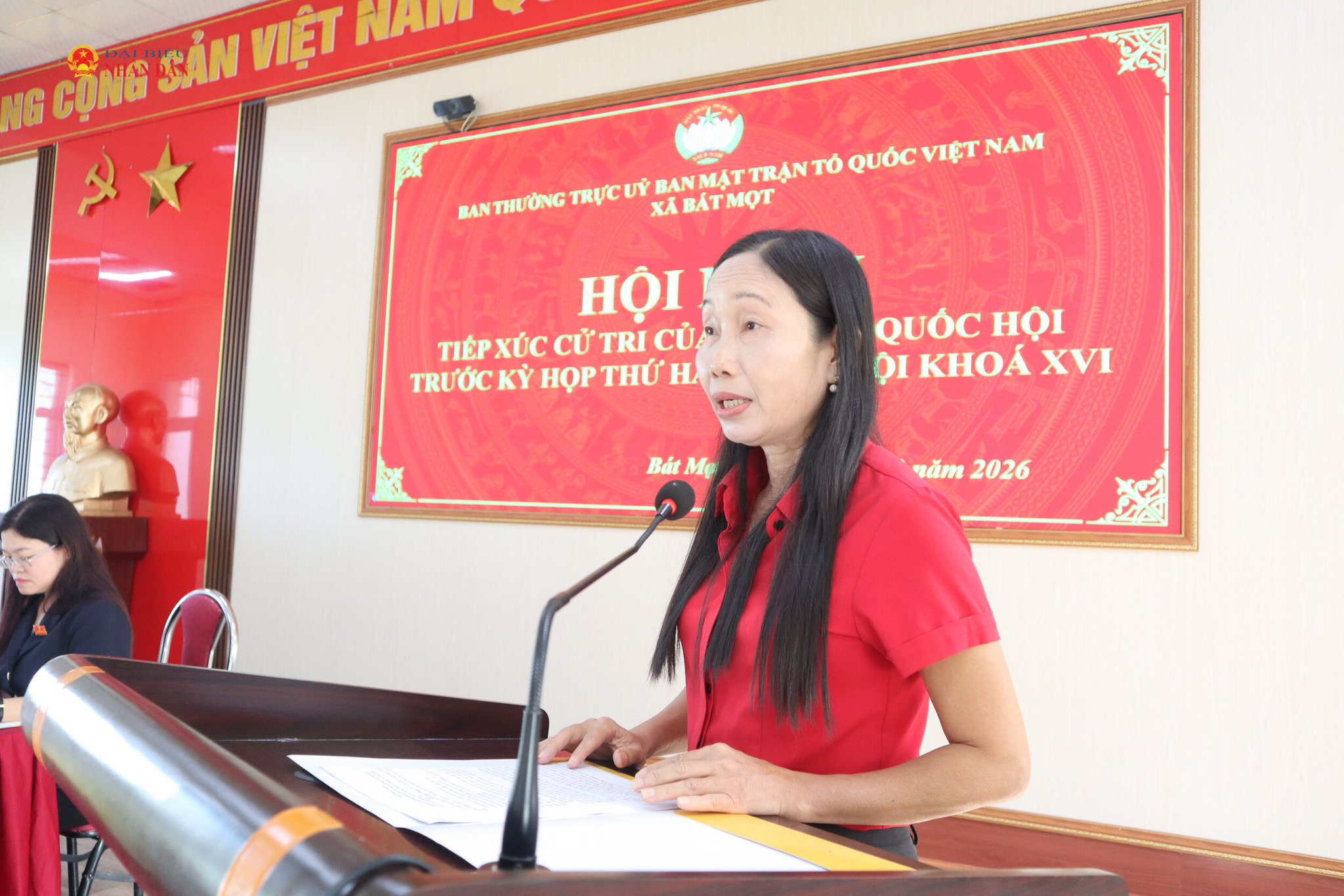 Cử tri Lê Thị Hương - Bí thư thôn Chiềng, xã Yên Nhân phát biểu kiến nghị tại hội nghị