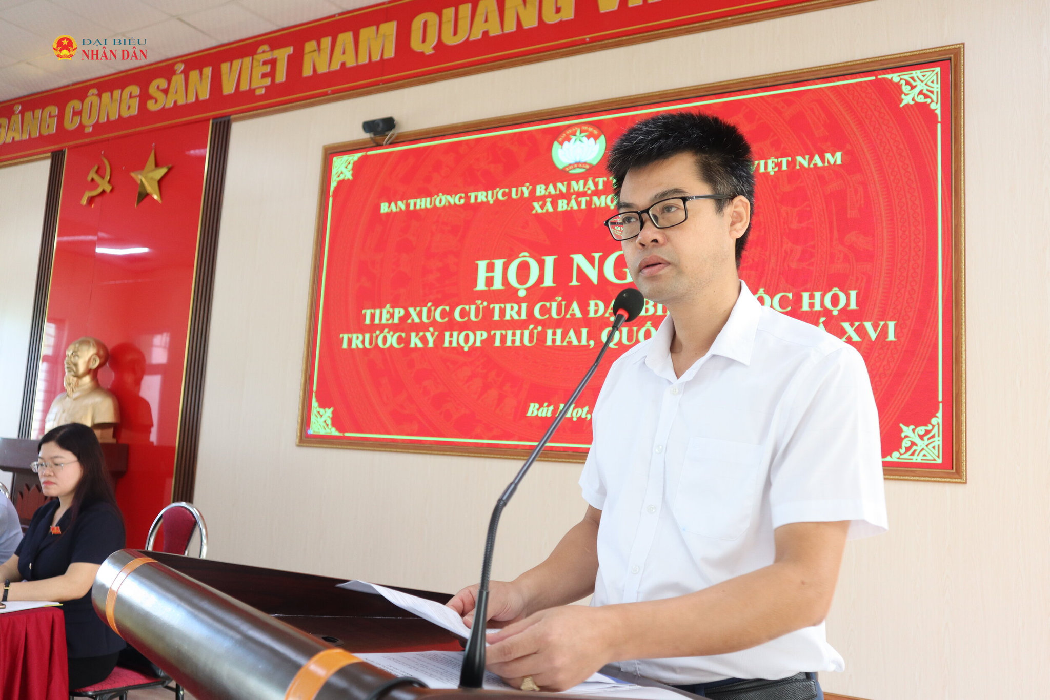Cử tri Lê Hồng Sâm - Hiệu trưởng Trường Phổ thông dân tộc nội trú Tiểu học và Trung học cơ sở Bát Mọt phát biểu kiến nghị