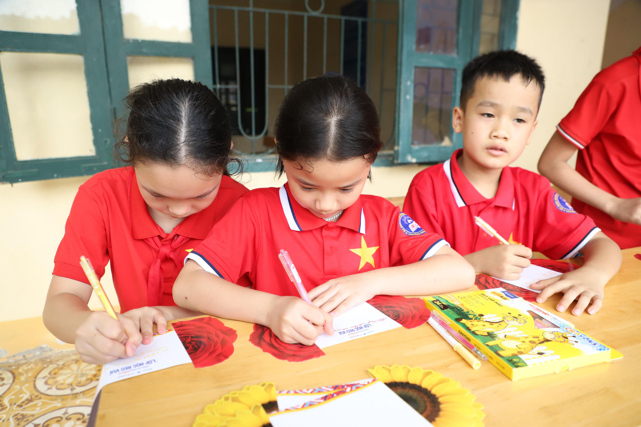Mang “Lớp học reo vui” đến với các em học sinh miền núi