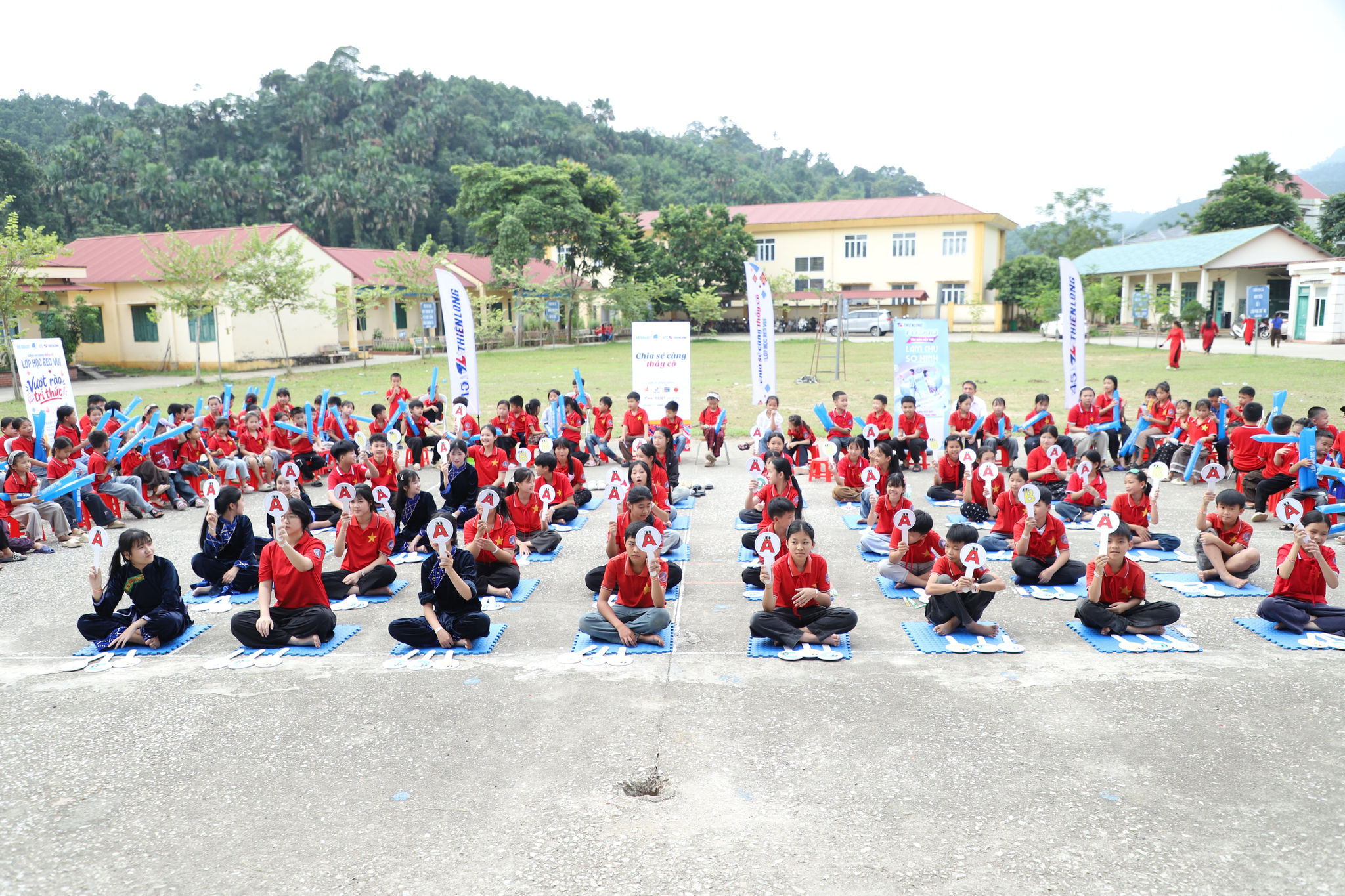 Các em học sinh được trải nghiệm School Tour “Lớp học reo vui” với các trò chơi như: “Trúc xanh”, “Đuổi màu bắt ý”, “Rung chuông vàng”, “Vượt rào tri thức”.
