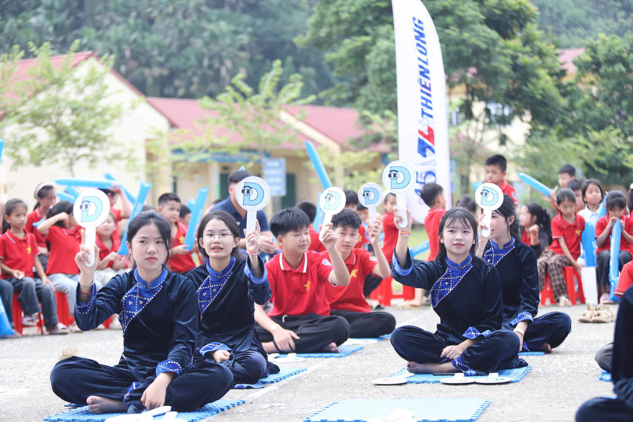 Mang “Lớp học reo vui” đến với các em học sinh miền núi
