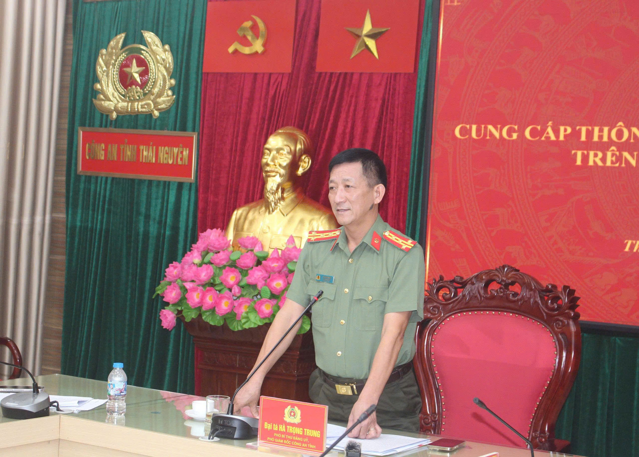 Phó Bí thư Đảng ủy, Phó Giám đốc Công an tỉnh Thái Nguyên, Đại tá Hà Trọng Trung phát biểu tại họp báo